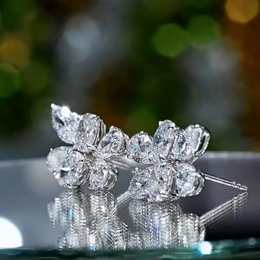 Orecchini in oro 18k con diamanti di forma mista certificati GIA 5,50 carati in vendita 3