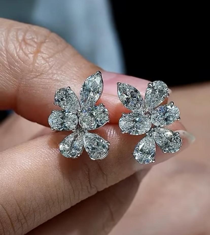 Orecchini in oro 18k con diamanti di forma mista certificati GIA 5,50 carati in vendita 4