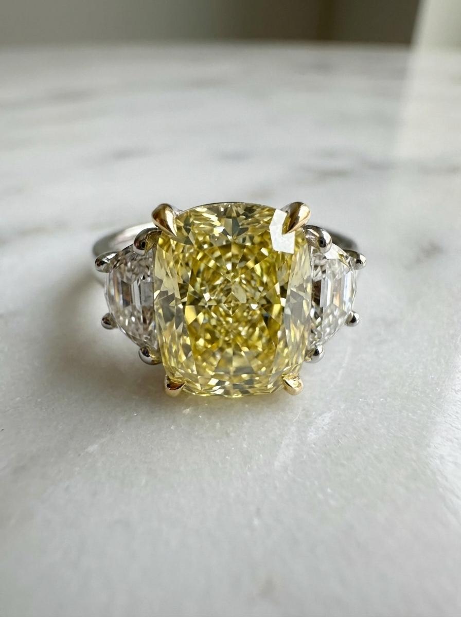 Anillo de diamantes en cojín amarillo fantasía de 5,80 quilates totales certificado por el GIA Contemporáneo en venta