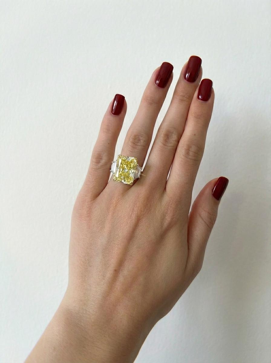 Anillo de diamantes en cojín amarillo fantasía de 5,80 quilates totales certificado por el GIA Corte cojín en venta