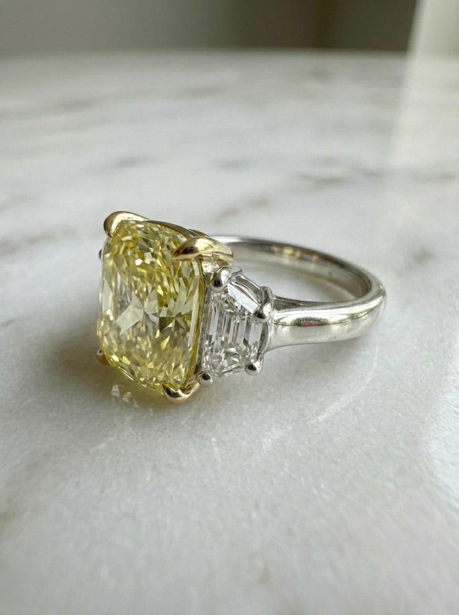 Anillo de diamantes en cojín amarillo fantasía de 5,80 quilates totales certificado por el GIA en Excelente estado para la venta en Chicago, IL