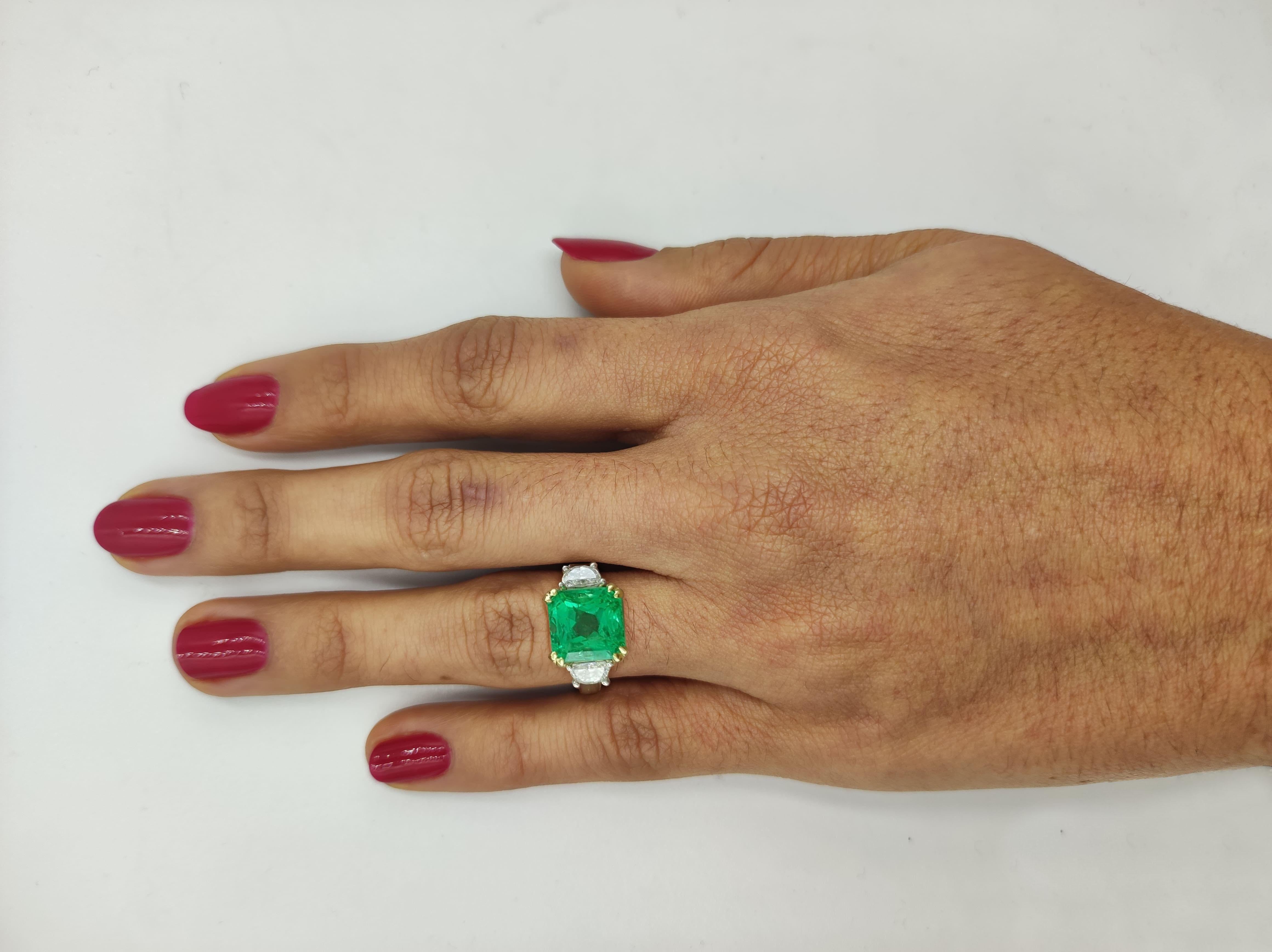 Diese exquisite Ringkombination aus kolumbianischen Smaragden ist ein atemberaubendes Schmuckstück, sei es als Verlobungsring oder als Accessoire. Der Kontrast zwischen dem massiven Diamanten im Smaragdschliff und den raffinierten trapezförmigen