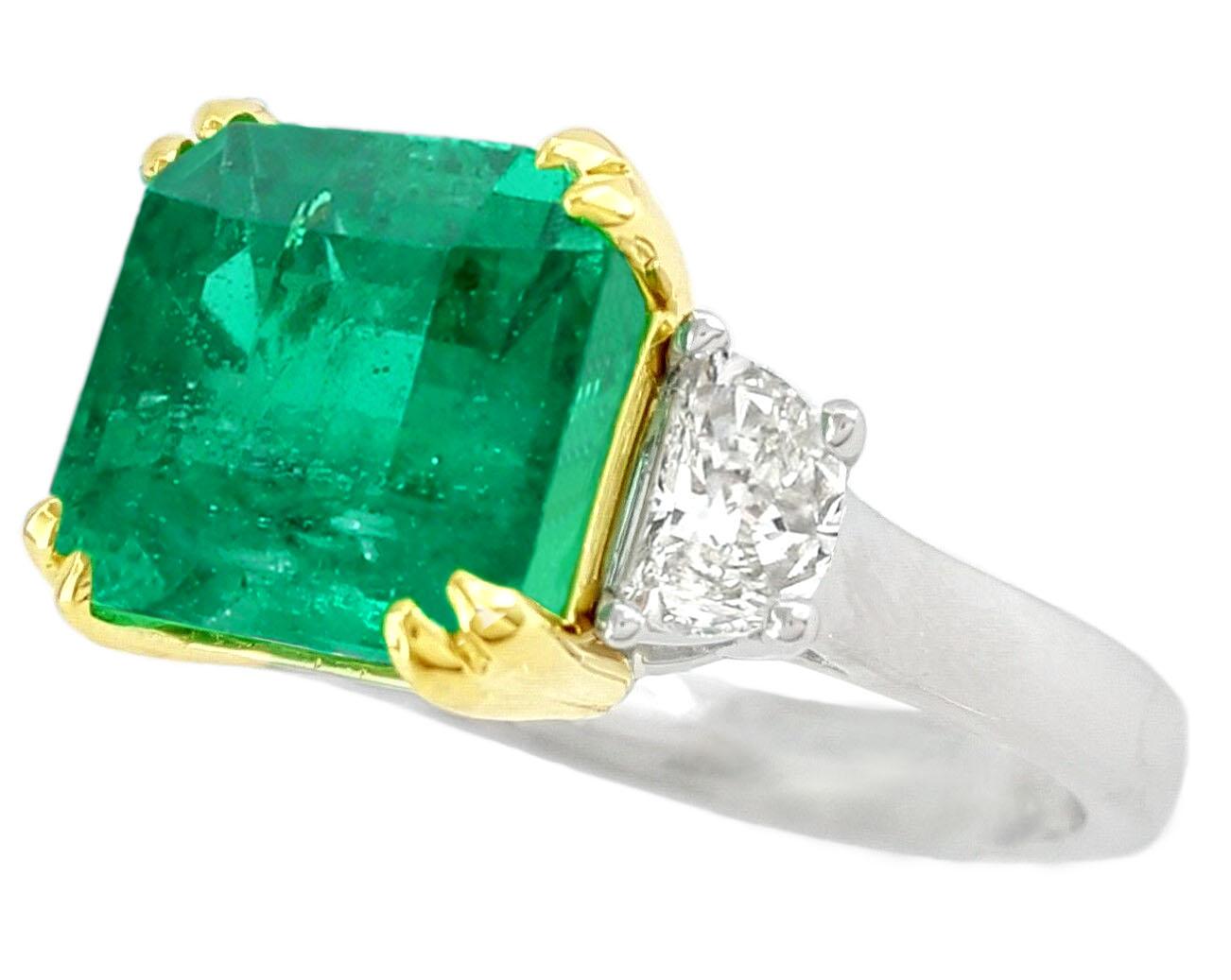 Contemporary GIA Certified 5.81 Carat COLOMBIAN Emerald Diamond with trapeozid ring For Sale