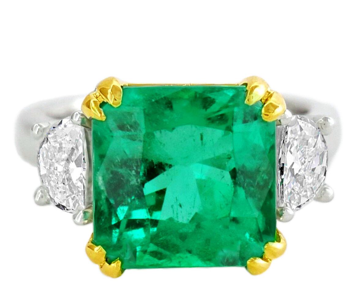 Women's GIA Certified 5.81 Carat COLOMBIAN Emerald Diamond with trapeozid ring For Sale