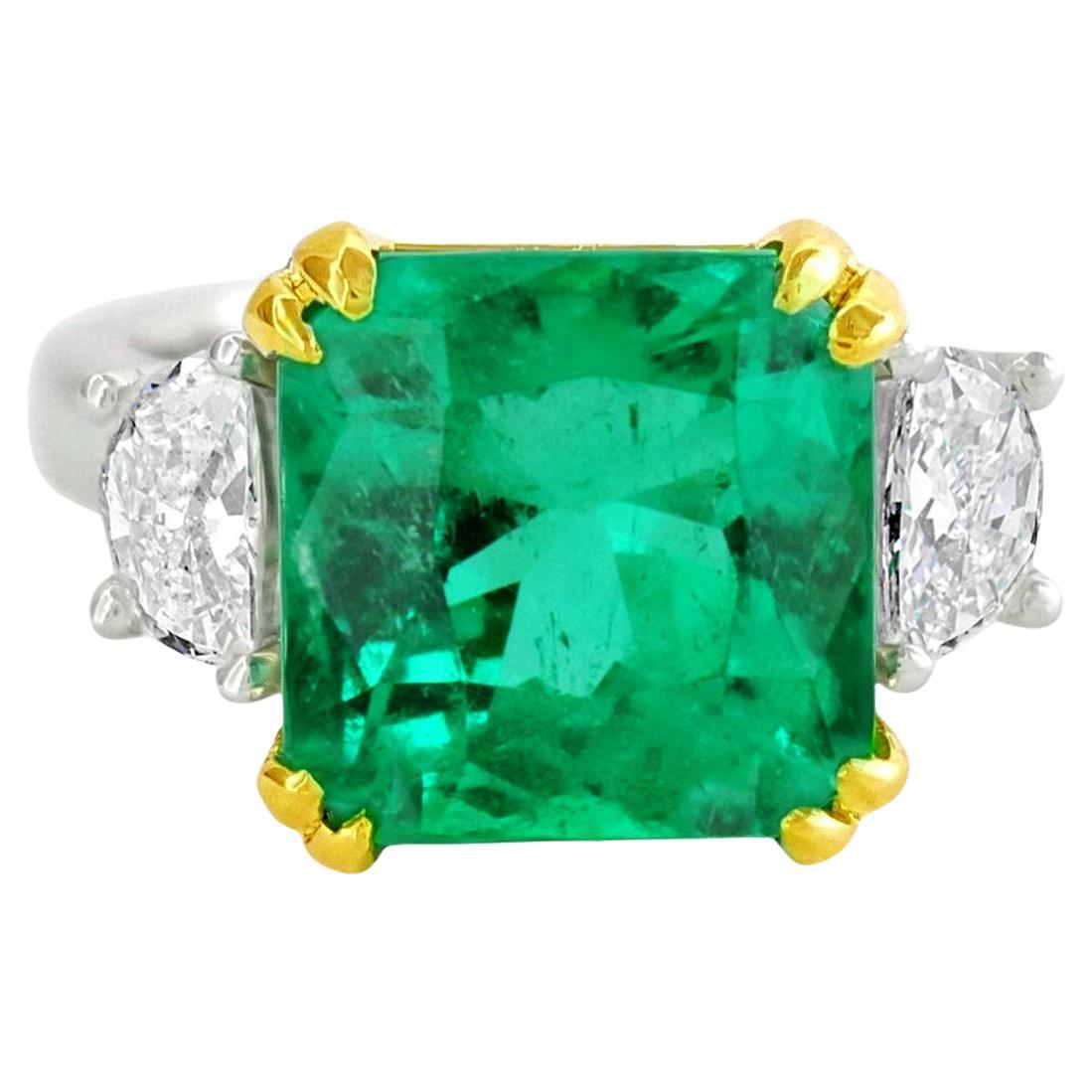 GIA Certified 5.81 Carat COLOMBIAN Emerald Diamond with trapeozid ring For Sale