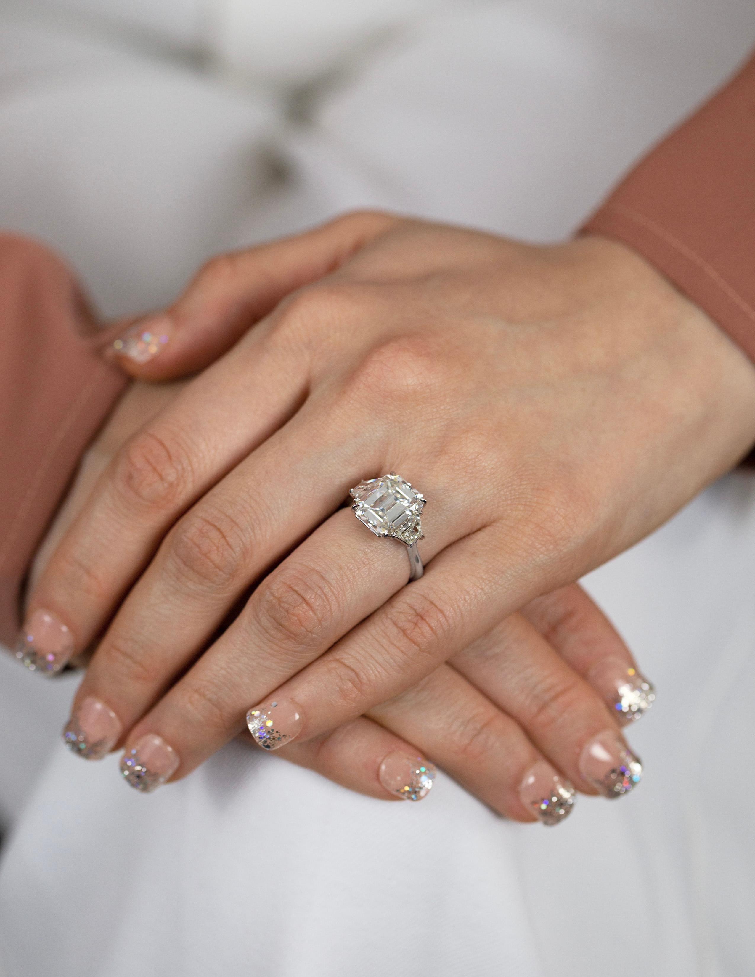 Verlobungsring mit drei Steinen, GIA-zertifizierter 5,81 Karat Diamant im Smaragdschliff (Zeitgenössisch) im Angebot