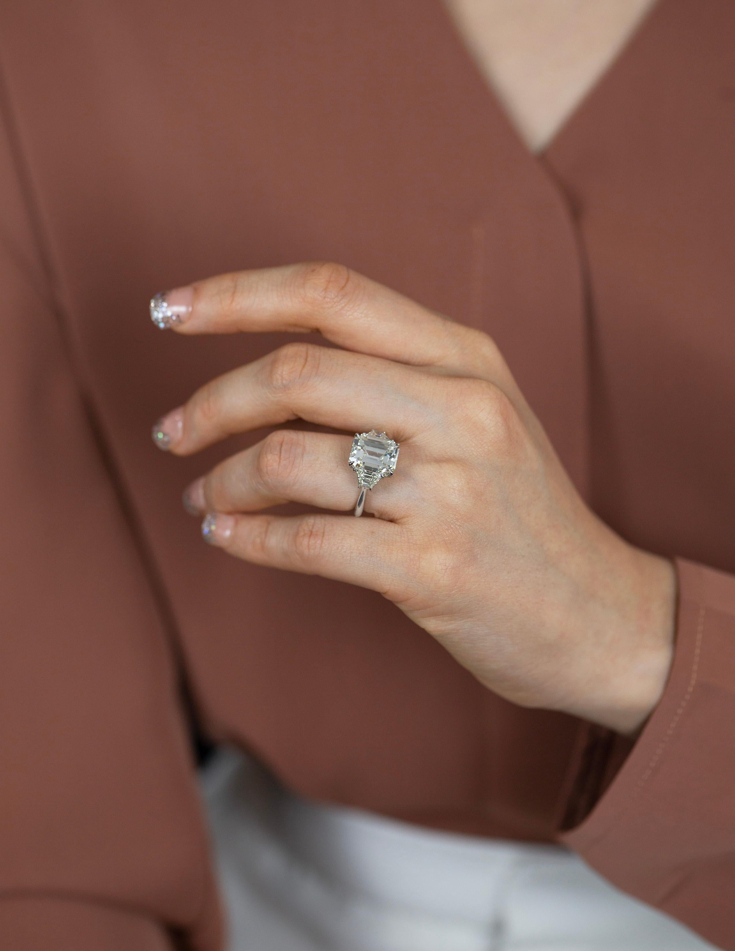 Verlobungsring mit drei Steinen, GIA-zertifizierter 5,81 Karat Diamant im Smaragdschliff im Zustand „Neu“ im Angebot in New York, NY