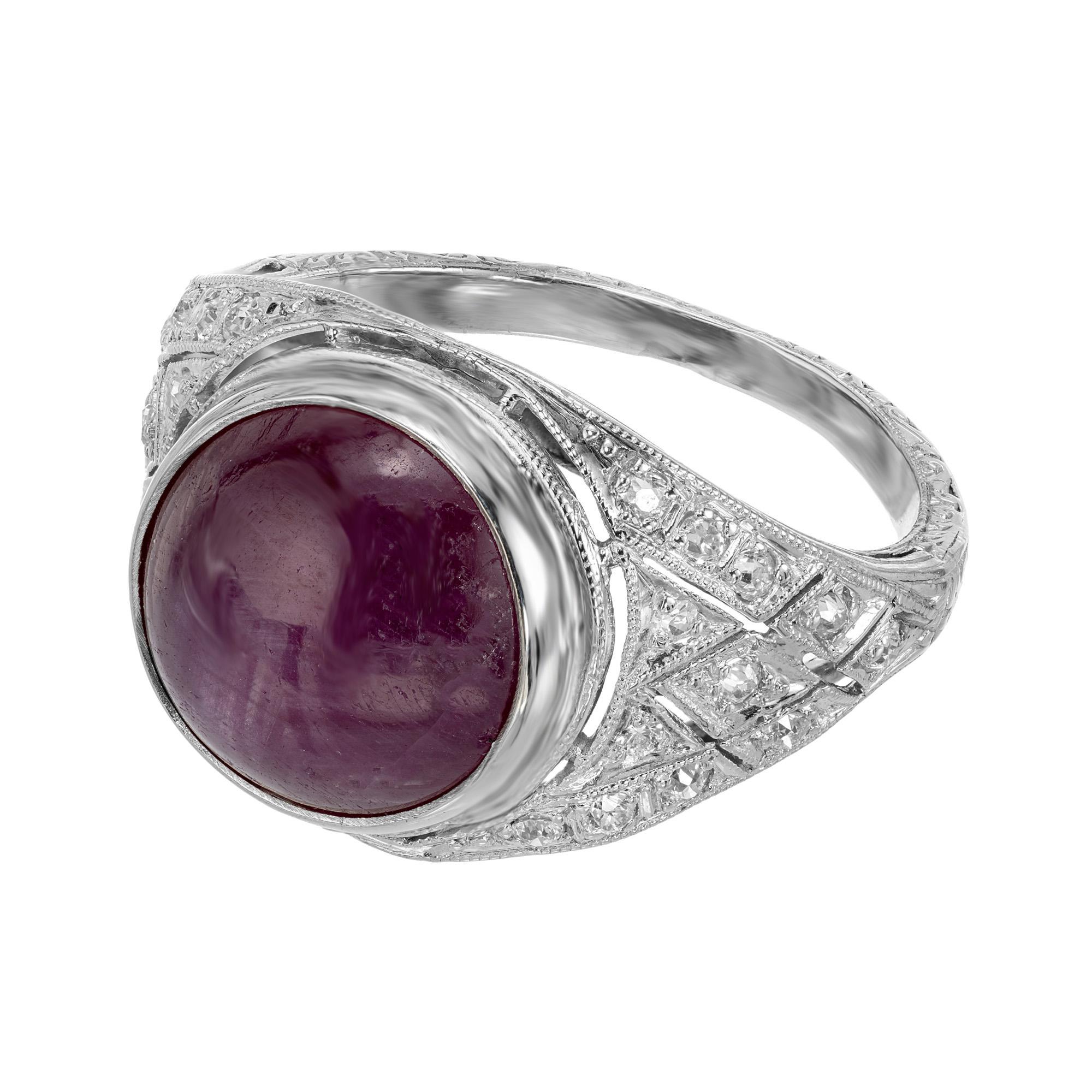 Bague dôme Art Déco en saphir étoilé et diamant de 5,85ct, d'origine, datant des années 1920. Centre en rubis étoilé rouge violacé certifié par le GIA dans une monture en platine et diamants. 

1 Rubis rond étoile translucide rouge pourpre, poids