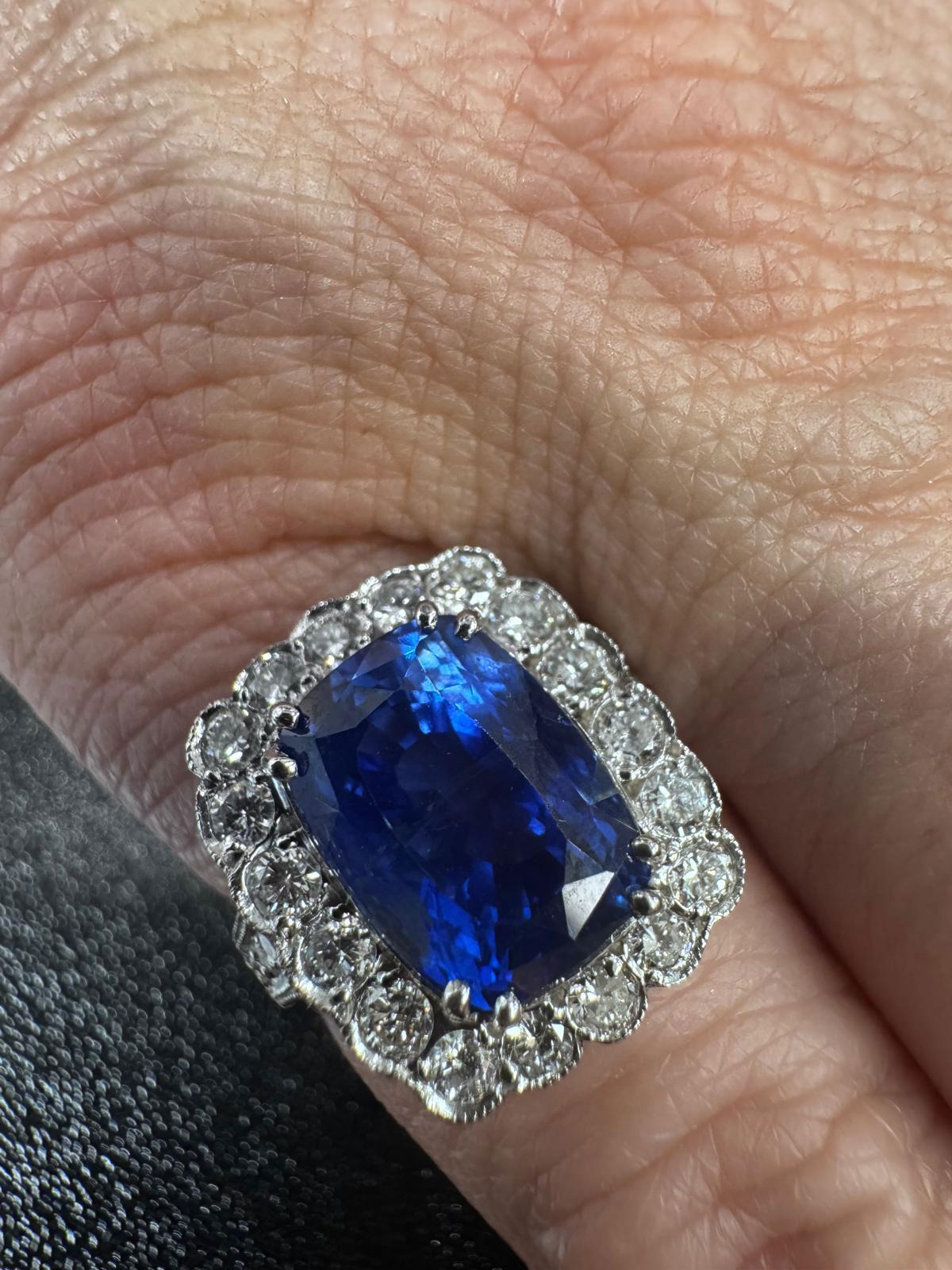 GIA Certified 5.88 Carat No Heat Sapphire & Diamond Ring im Angebot 3