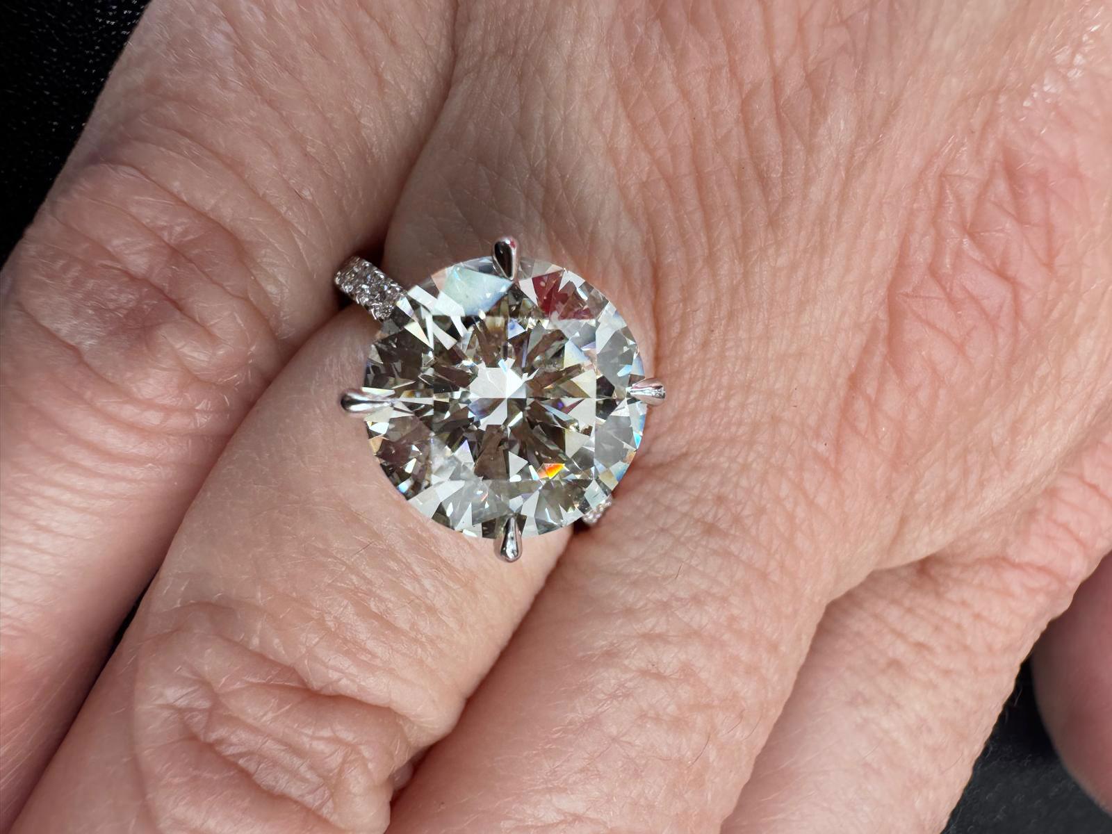 Anello di fidanzamento con diamante taglio Brilliante rotondo certificato GIA da 5.89 carati in vendita 4