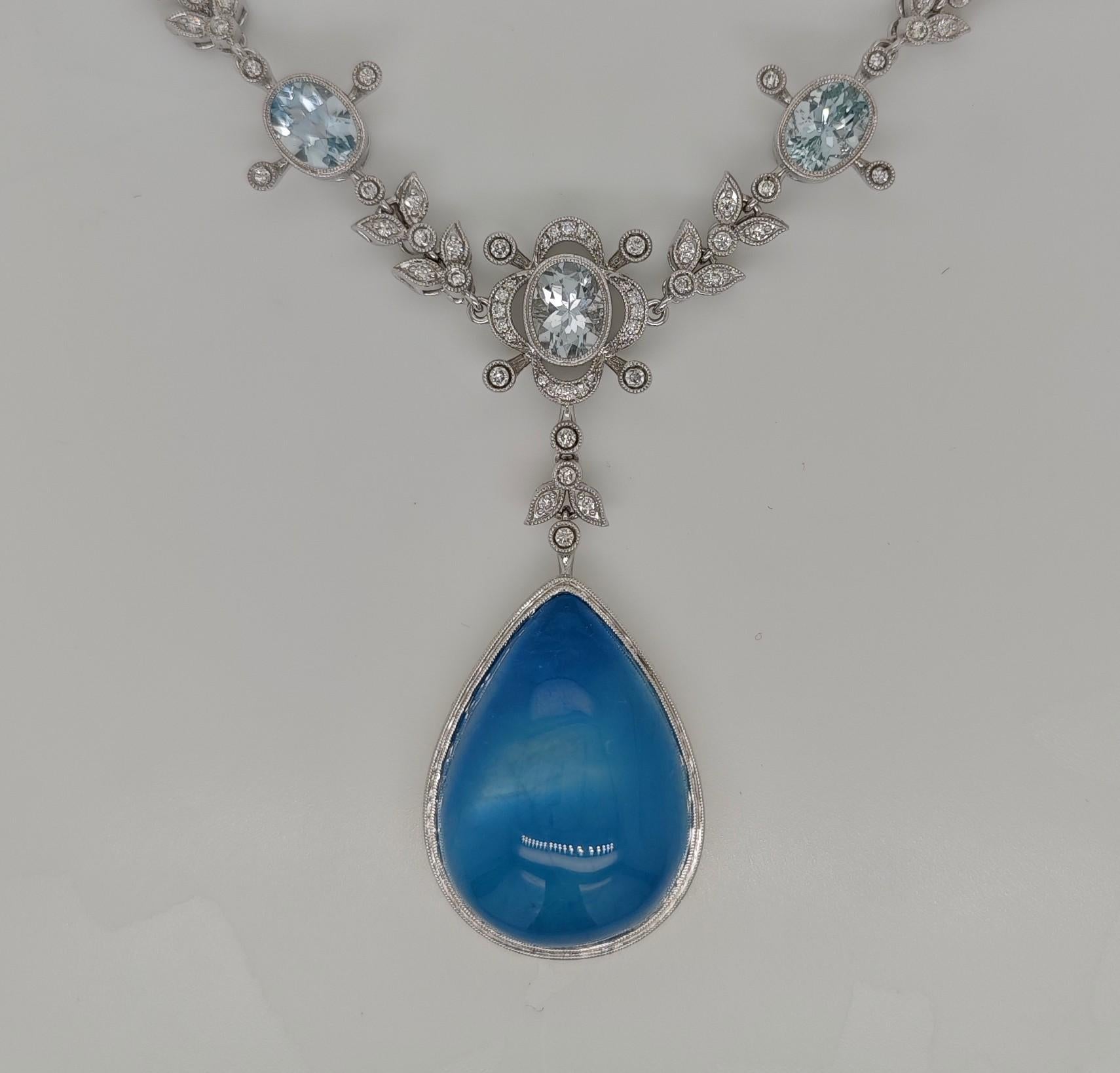 De las mujeres Collar de oro blanco con aguamarina y diamantes de 58,97 quilates con certificado GIA en venta