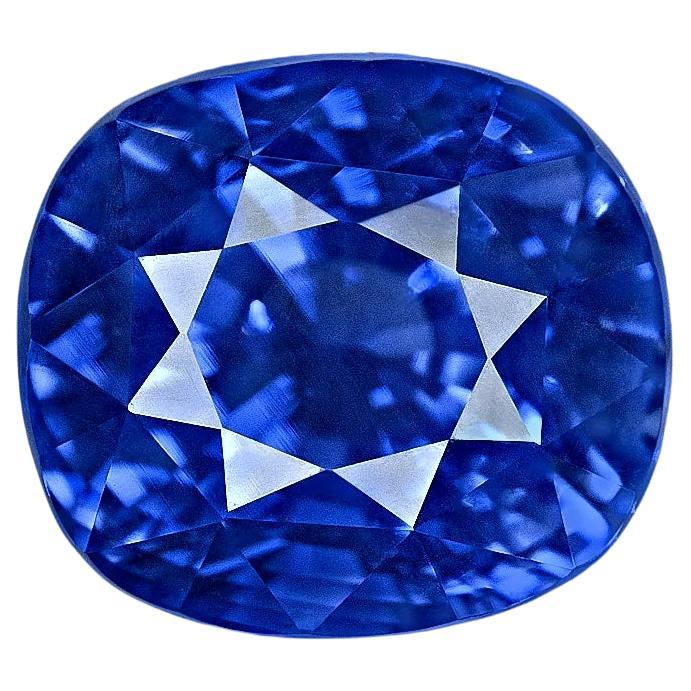 Unglaubliche GIA 5,90 Karat blauer Saphir im Kissenschliff. 

Es ist ein prächtiger Edelstein aus KASHMIR, dem besten Herkunftsgebiet für diese Steine.
Besondere Erwähnung verdienen die Kaschmir-Saphire, die bei Kennern wegen ihrer samtigen Textur