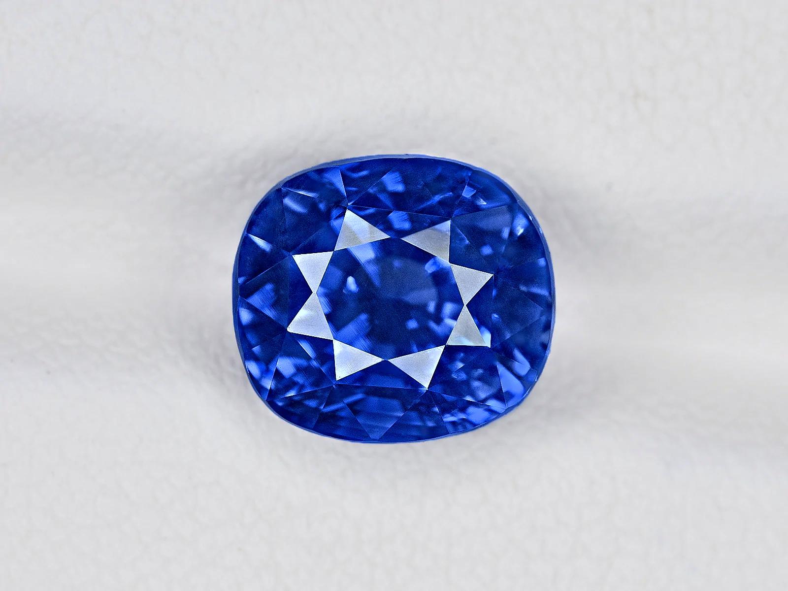 Moderne GIA Certified 5.90 Carat Cushion Blue No Heat Kashmir Sapphire Stone en vente