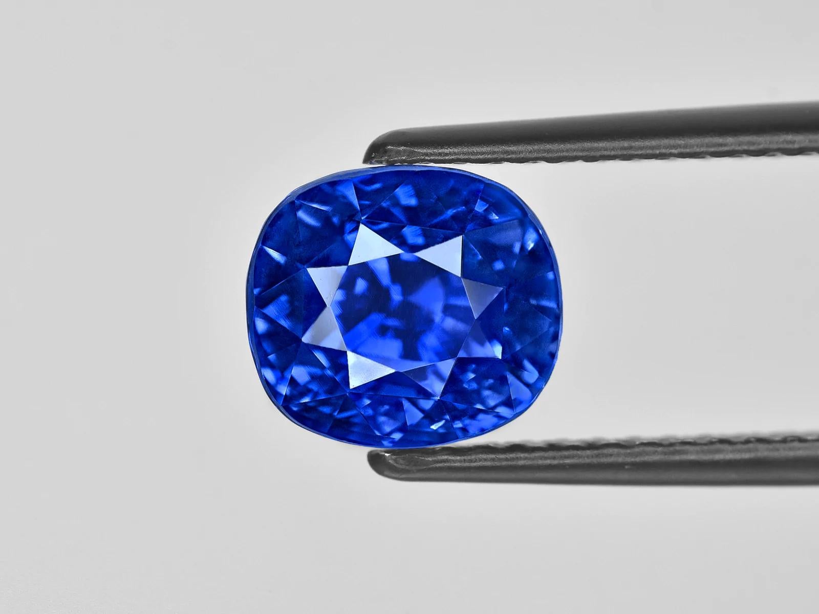 Taille coussin GIA Certified 5.90 Carat Cushion Blue No Heat Kashmir Sapphire Stone en vente