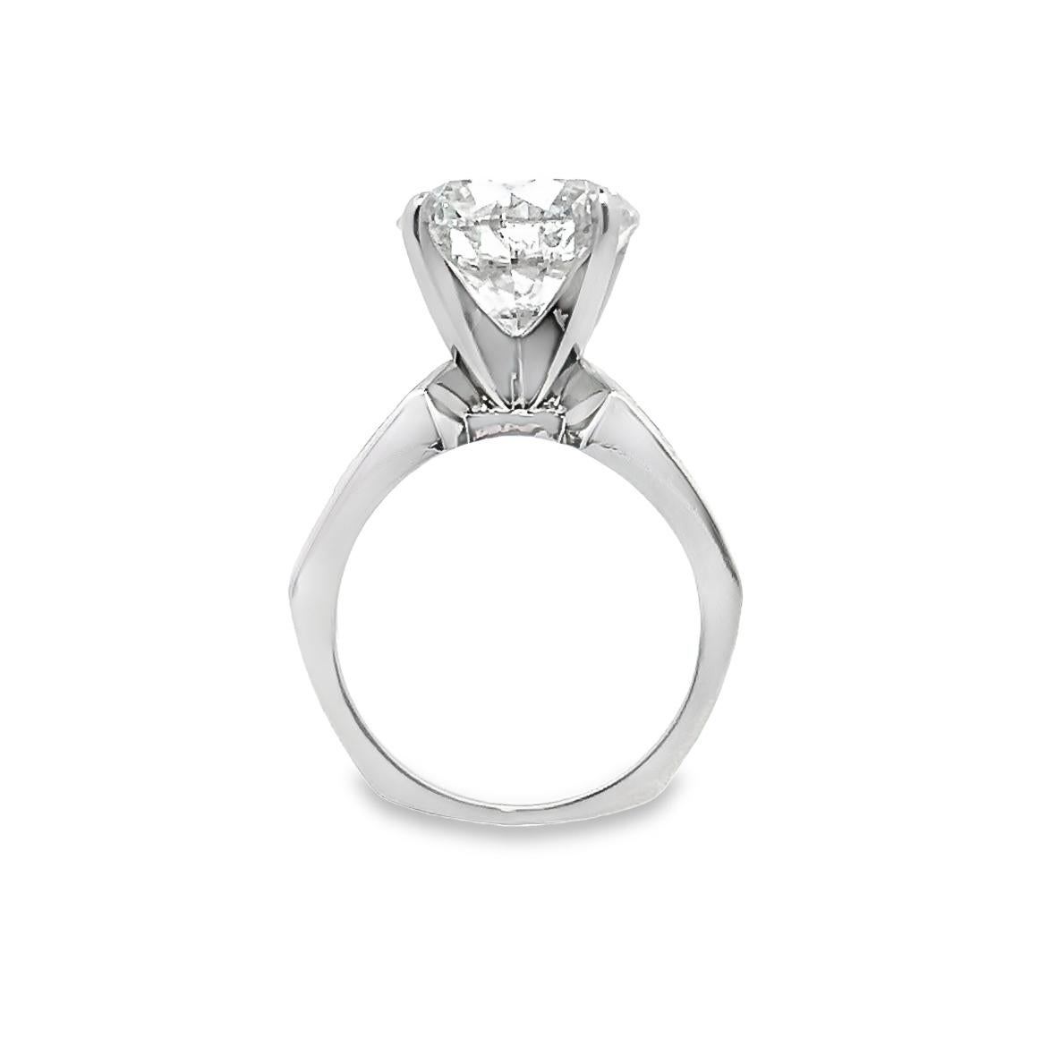 GIA Certified 5.92 Carat  Natural  Round Brilliant cut Diamond Platinum Setting  In New Condition For Sale In New York, NY