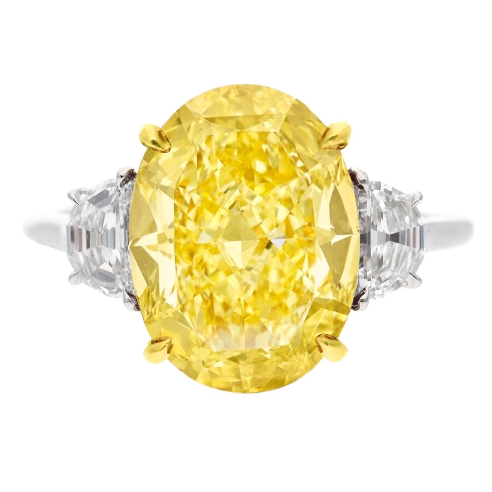 Contemporary GIA Certified 5.04 Carat Fancy Yellow Oval Cut Platinum Ring For Sale