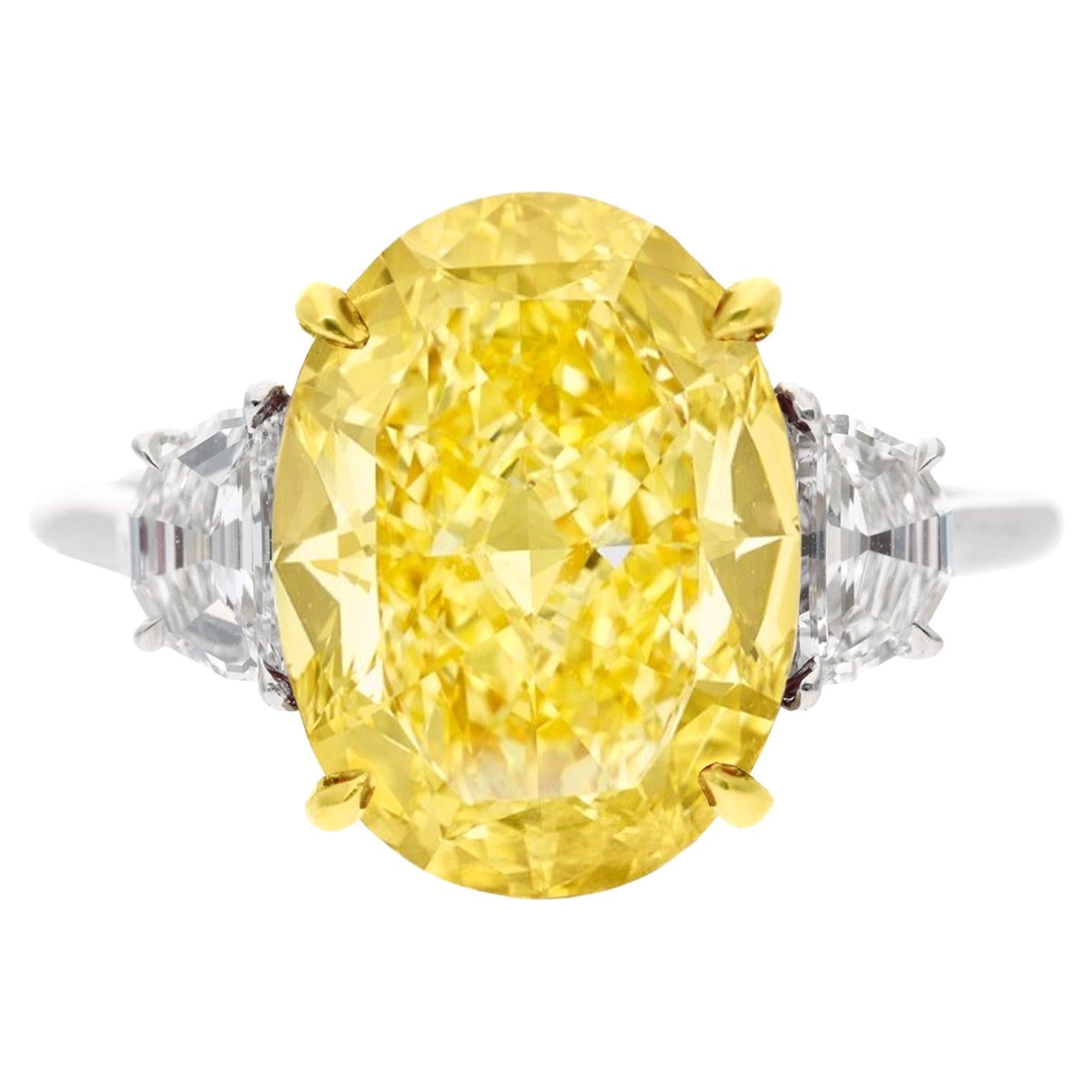 Bague en platine de 5.04 carats de couleur jaune fantaisie de taille ovale certifiée GIA