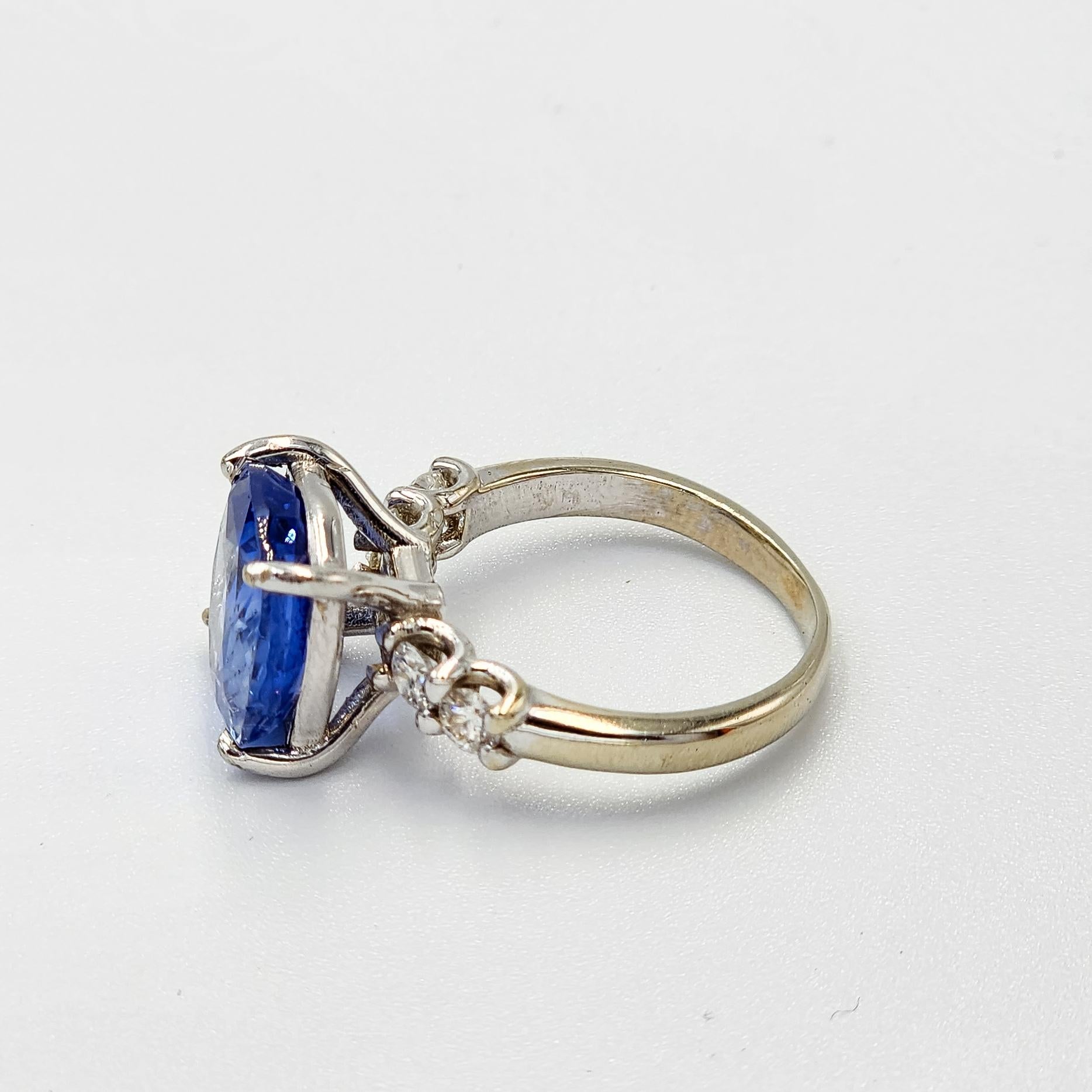 Dies ist eine schöne GIA zertifiziert Blue Sapphire Ring mit Diamanten und 14k Gold. Es ist ein wunderschönes und erstaunliches Stück mit lebendigen Farben, eingefasst in einen individuell gestalteten Ring, um seine natürliche Schönheit zu