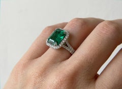 Bague en platine certifiée GIA avec émeraude colombienne de 5ct et diamant en halo