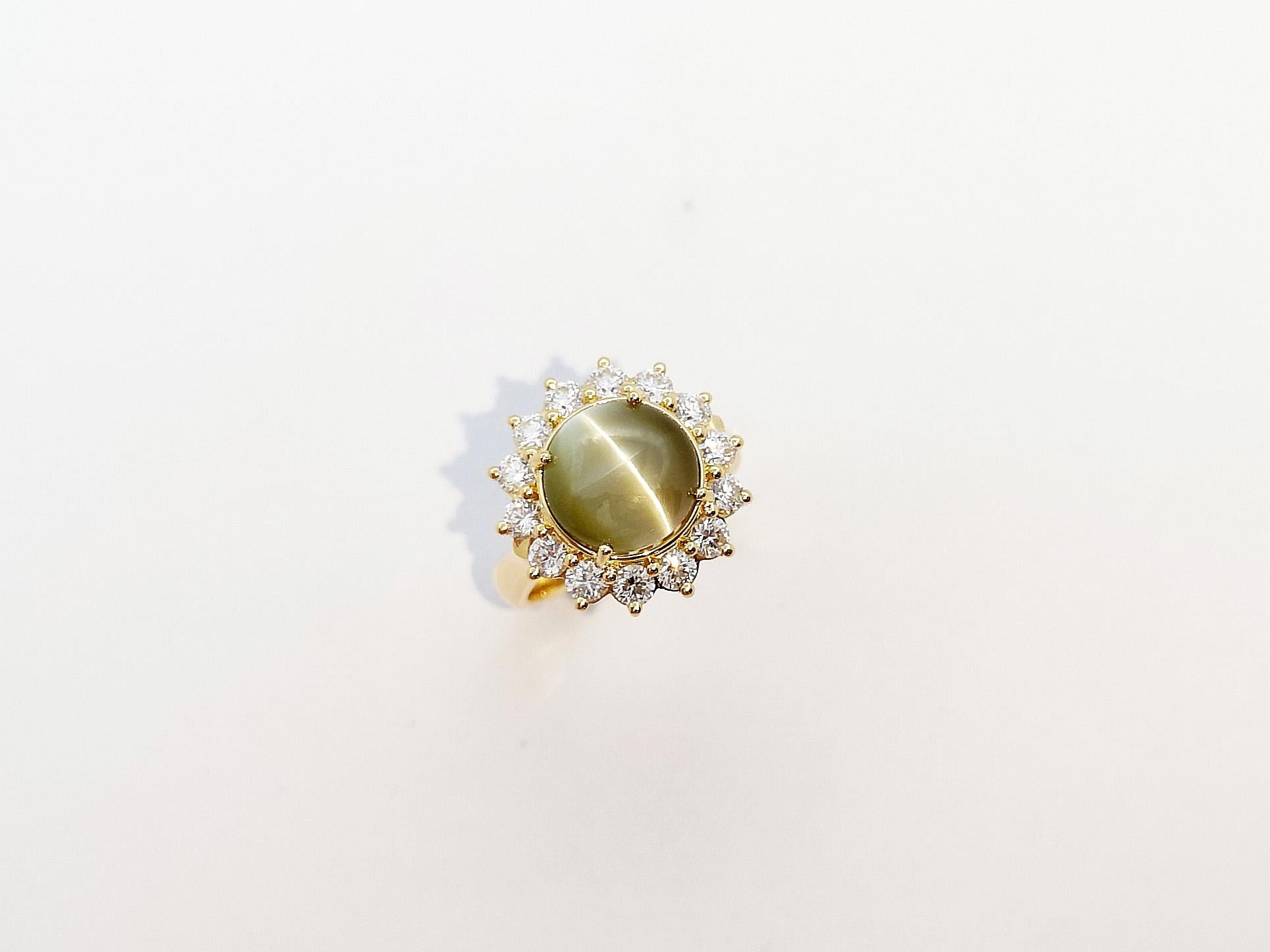 GIA Certified 5cts Chrysoberyl Cat's Eye with Diamond Ring set in 18K Gold  For Sale 4