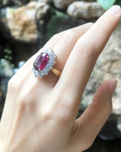 Bague en or 18 carats sertie d'un rubis non chauffé de 5 carats et de diamants, certifié GIA