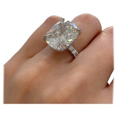 Anello certificato GIA con diamante taglio cuscino da 6,06 carati, colore E, purezza VVS2, con pavé