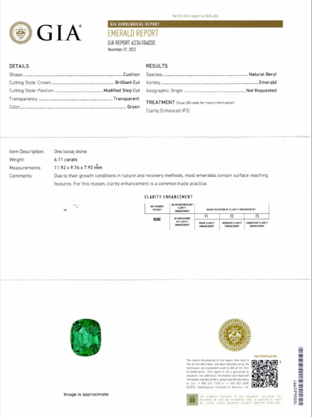 Contemporaneo GIA Certified 6 Carat Cushion Cut Emerald and Diamond Three-Stone Ring in platino in vendita