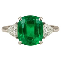 Platinring mit drei Steinen, GIA-zertifizierter 6 Karat Smaragd im Kissenschliff und Diamanten im Kissenschliff