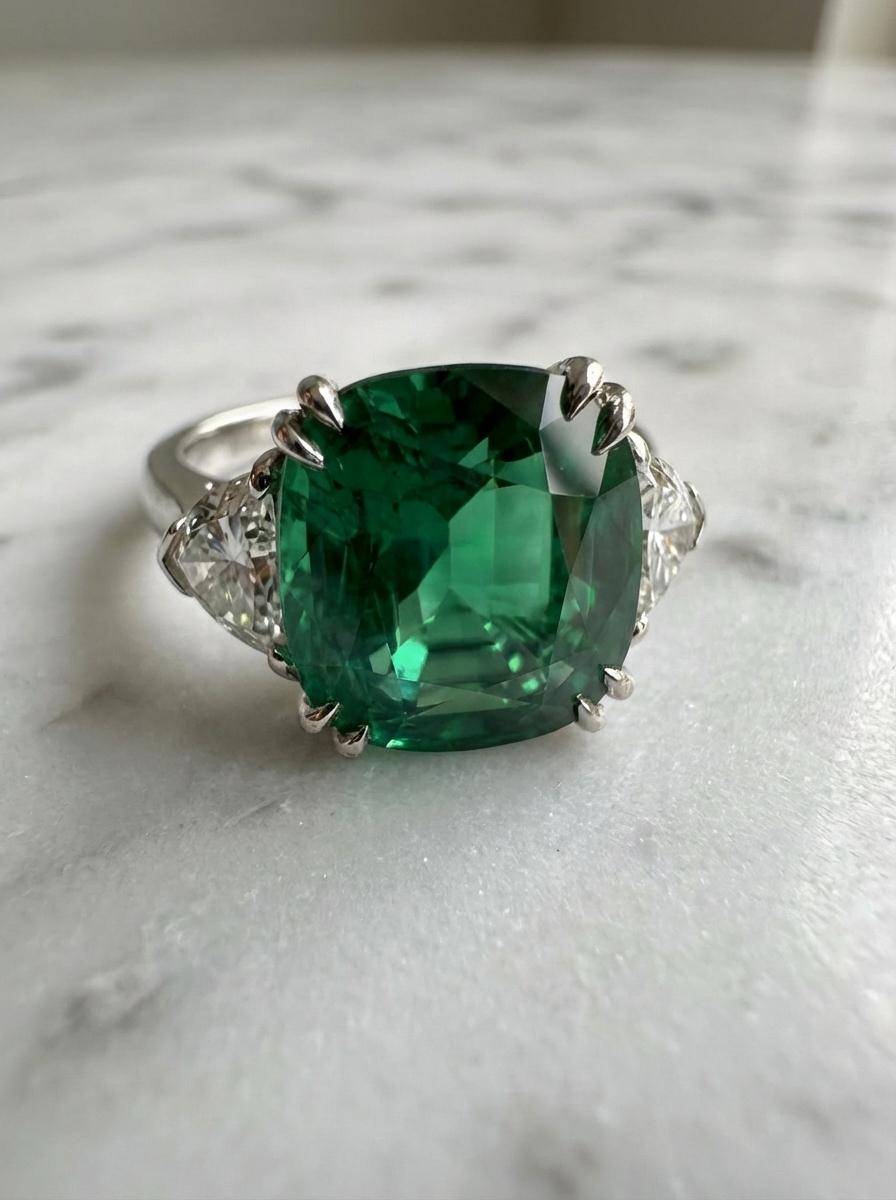 GIA-zertifiziert 6 Karat Kissenschliff sambischen Smaragd und Diamant-Platin-Ring im Zustand „Hervorragend“ im Angebot in Chicago, IL
