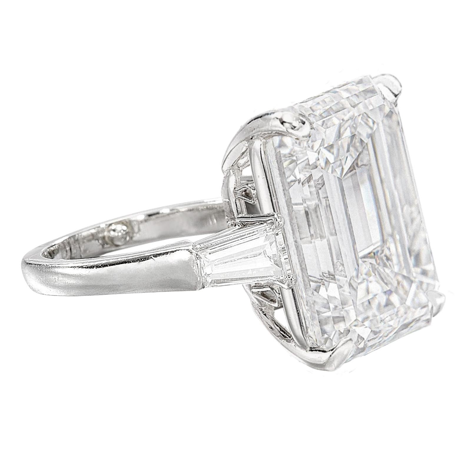 An exceptional and impressive, rare 7 carat emerald cut diamond solitaire ring. Mounted in platinum, in a fancy mounting made in Italy by our expert goldsmith.

The extremely rare diamond is accompanied by a certificate from the Gemological