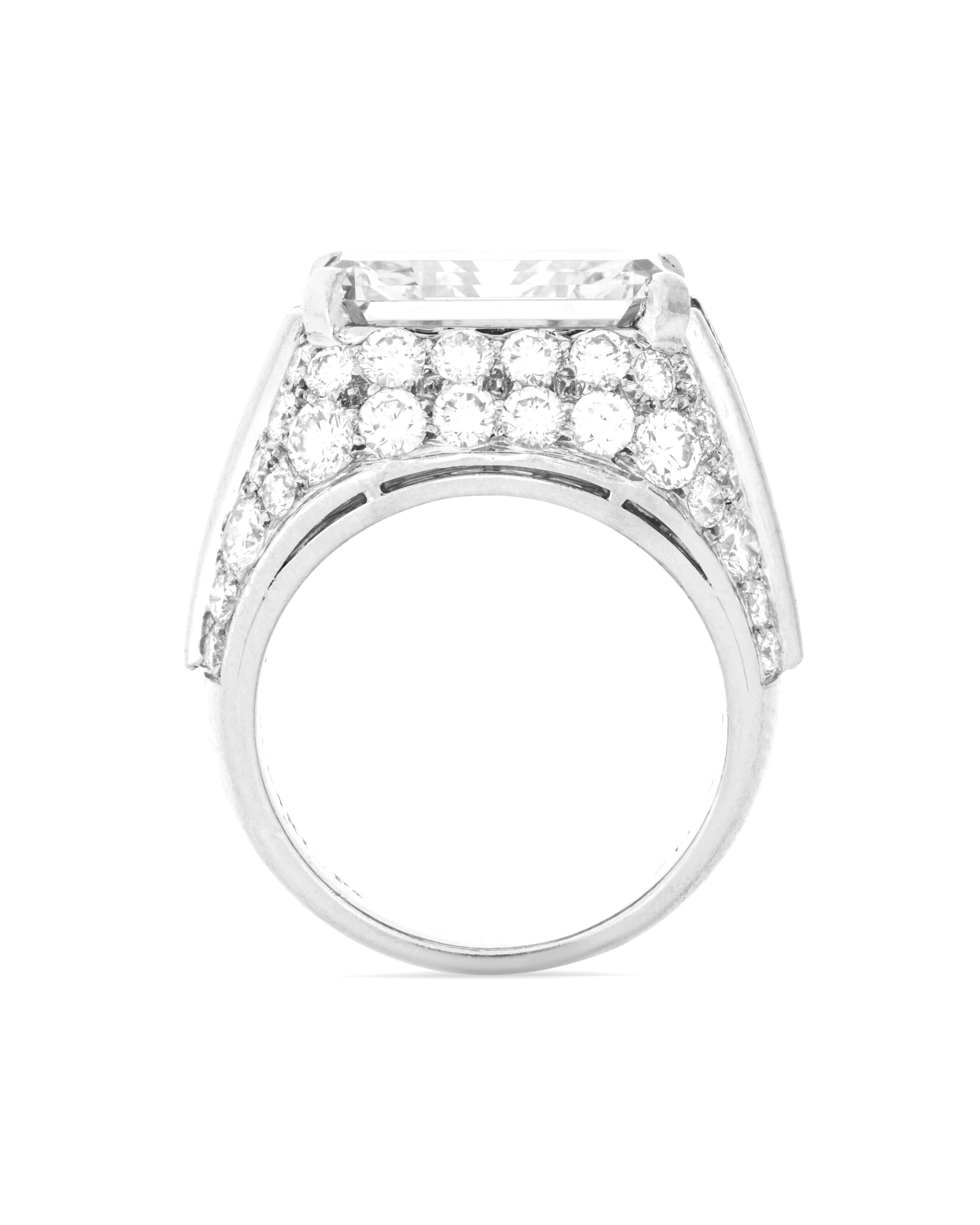 Eleganza senza tempo in platino
Fai una dichiarazione di lusso raffinato con questo anello mozzafiato con diamante taglio smeraldo da 6,00 carati certificato GIA, magistralmente incastonato in platino massiccio.
Affiancato da diamanti affusolati con