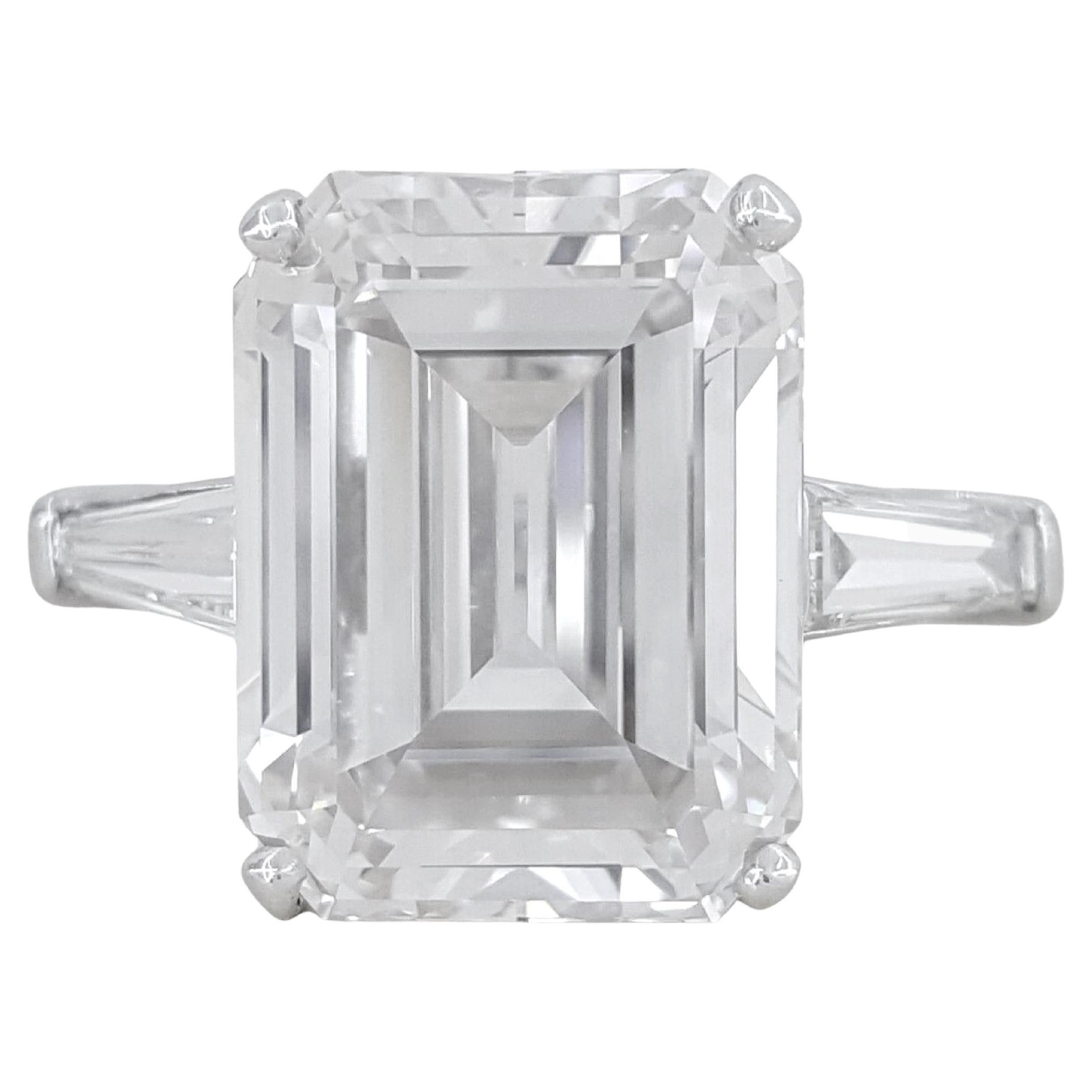Anillo de platino con diamante talla esmeralda certificado por GIA de 6 quilates con baguette cónica