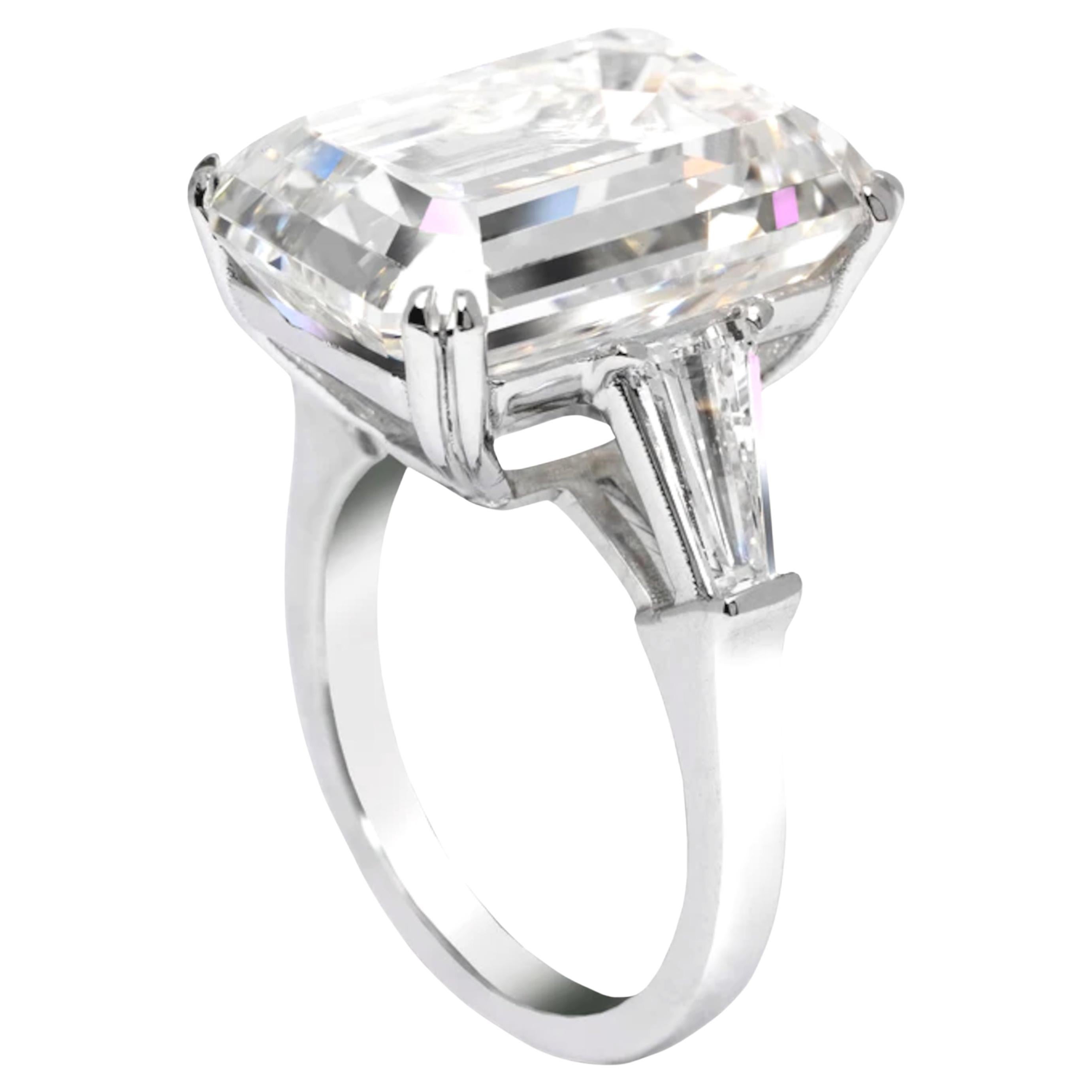 Dieser exquisite Ring ist mit einem 6,06 Karat schweren Diamanten im Smaragdschliff besetzt, der vom GIA für seine bemerkenswerte Qualität zertifiziert wurde. 

Der zentrale Diamant ist in Platin gefasst und wird durch spitz zulaufende