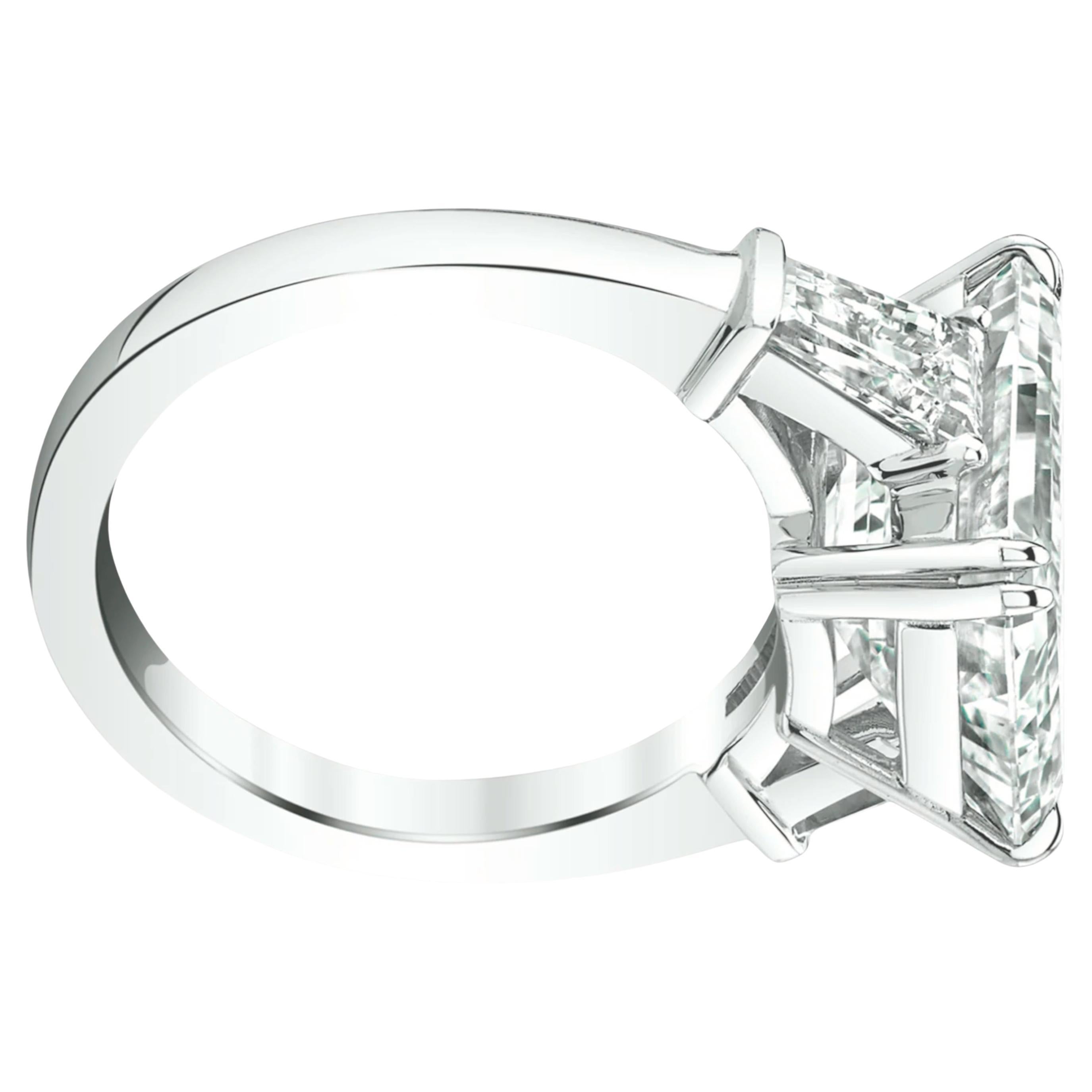 Cette élégante bague est ornée d'un diamant taille émeraude de 6 carats, certifié par le GIA. Serti dans de l'or blanc 18 carats, le diamant affiche une couleur h et une pureté vs1. Le polissage et la symétrie du diamant sont jugés excellents, ce