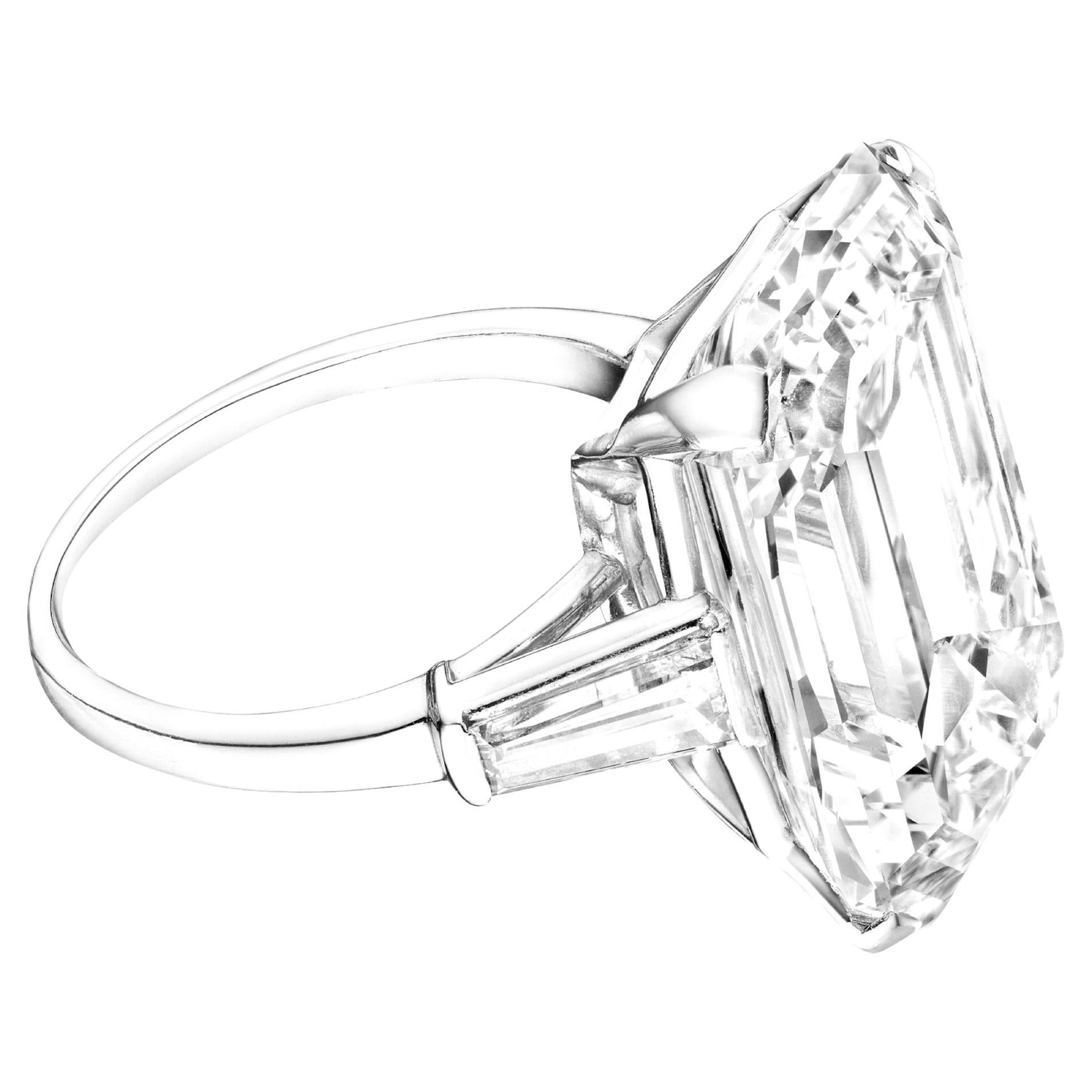 Diamante talla esmeralda de 6 quilates engastado en lujoso platino, que destila elegancia y sofisticación. El diamante central está certificado por el GIA, lo que garantiza su calidad y autenticidad, con un color F y una claridad Internamente SIN