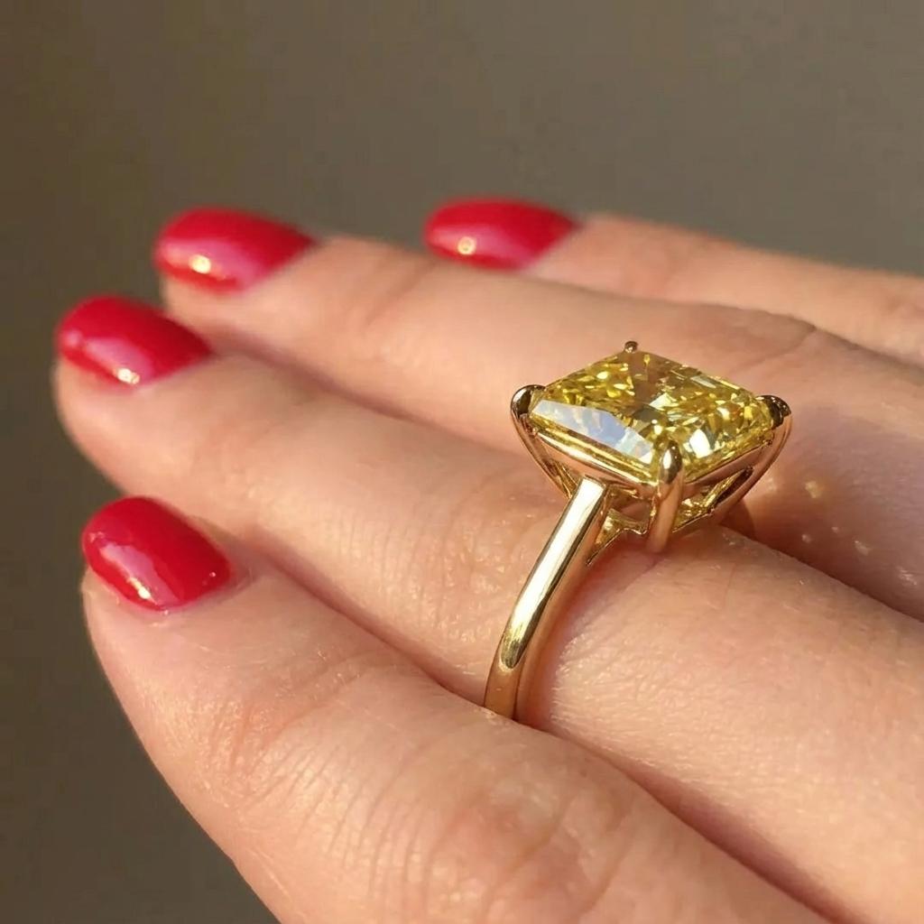 Taille coussin Bague en or jaune certifiée GIA, diamant coussin de 6 carats de couleur jaune fantaisie en vente