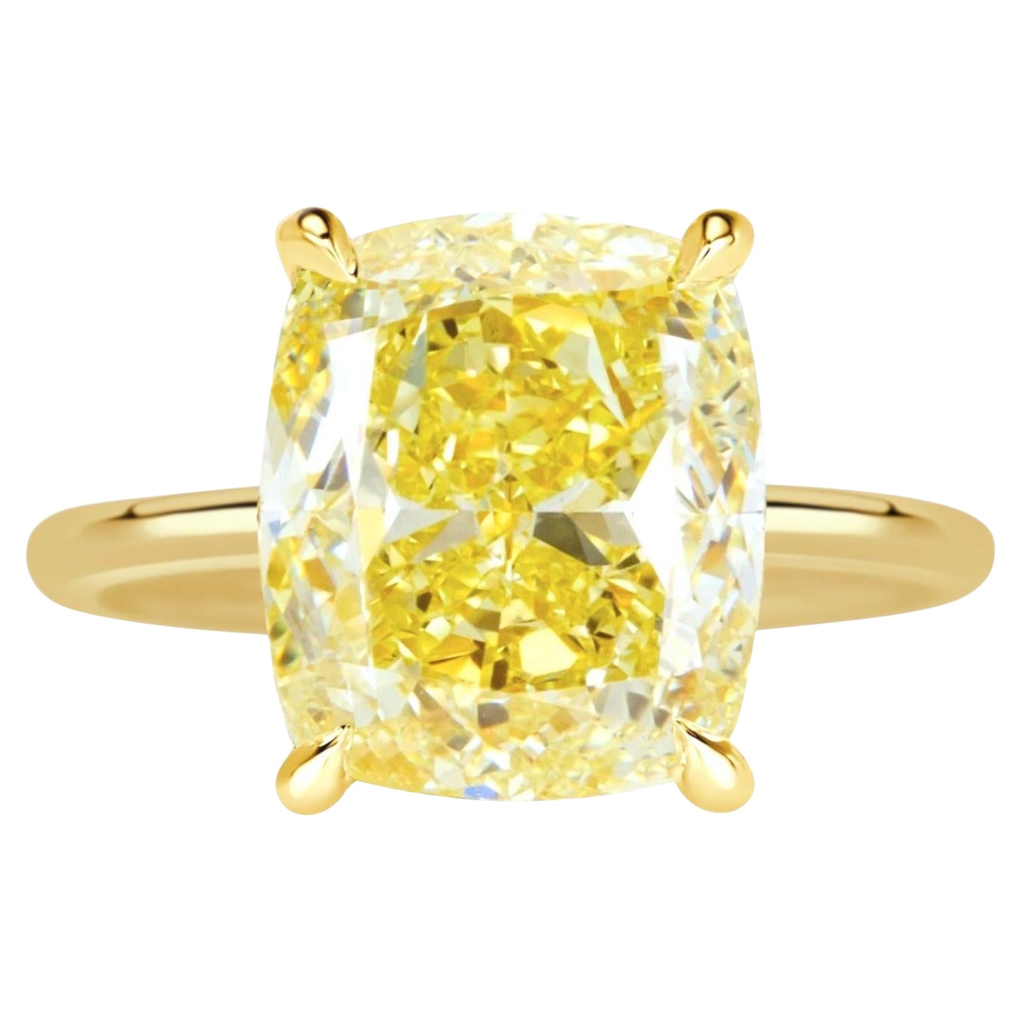 Cette bague exceptionnelle est ornée d'un diamant Fancy Yellow Cushion Modified Brilliant de 6,02 carats certifié par le GIA. Il s'agit d'une pierre précieuse d'origine naturelle dont la couleur est répartie de manière homogène et qui présente une