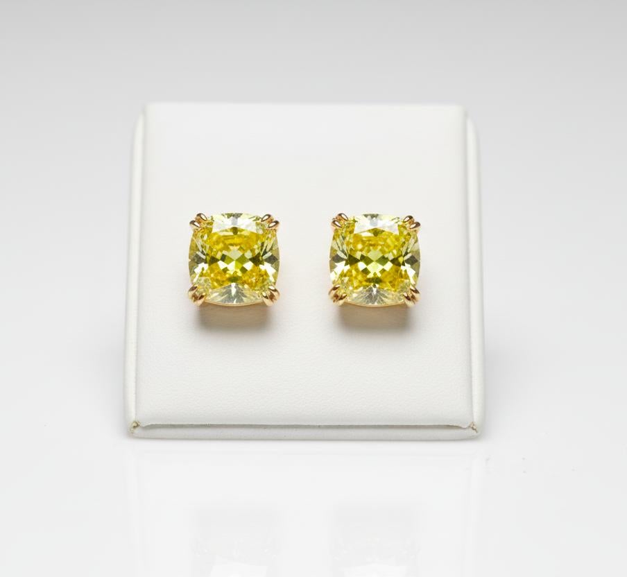 Taille coussin Boucles d'oreilles en or jaune 18 carats certifiées GIA et composées de 6 carats de diamant jaune fantaisie en vente