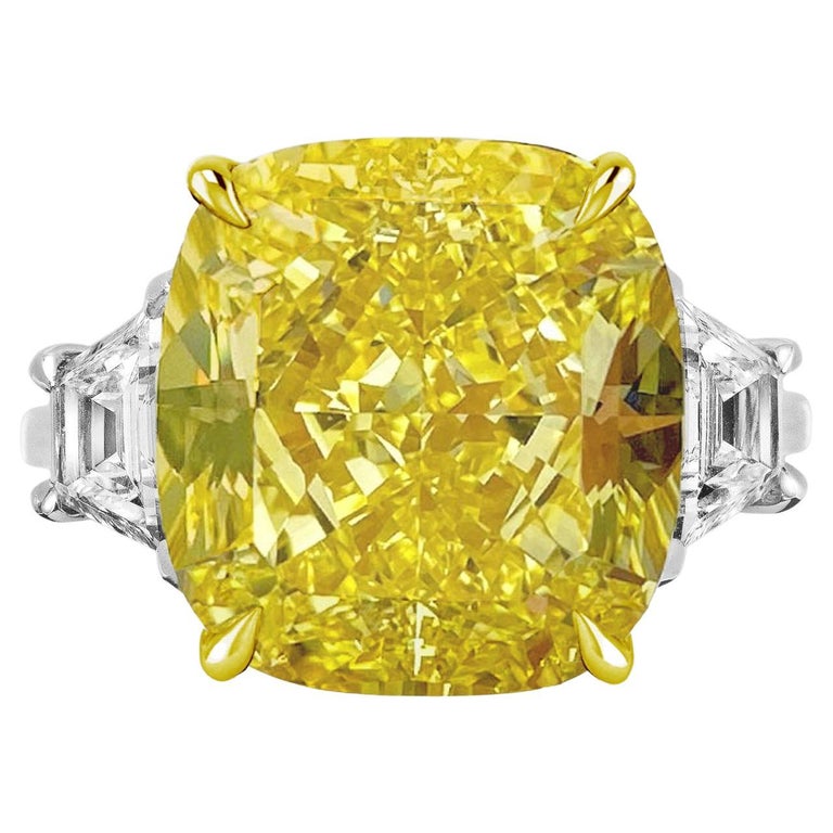 MADE IN ITALY GIA Certified 6 Carat Fancy Yellow Diamond Ring For Sale