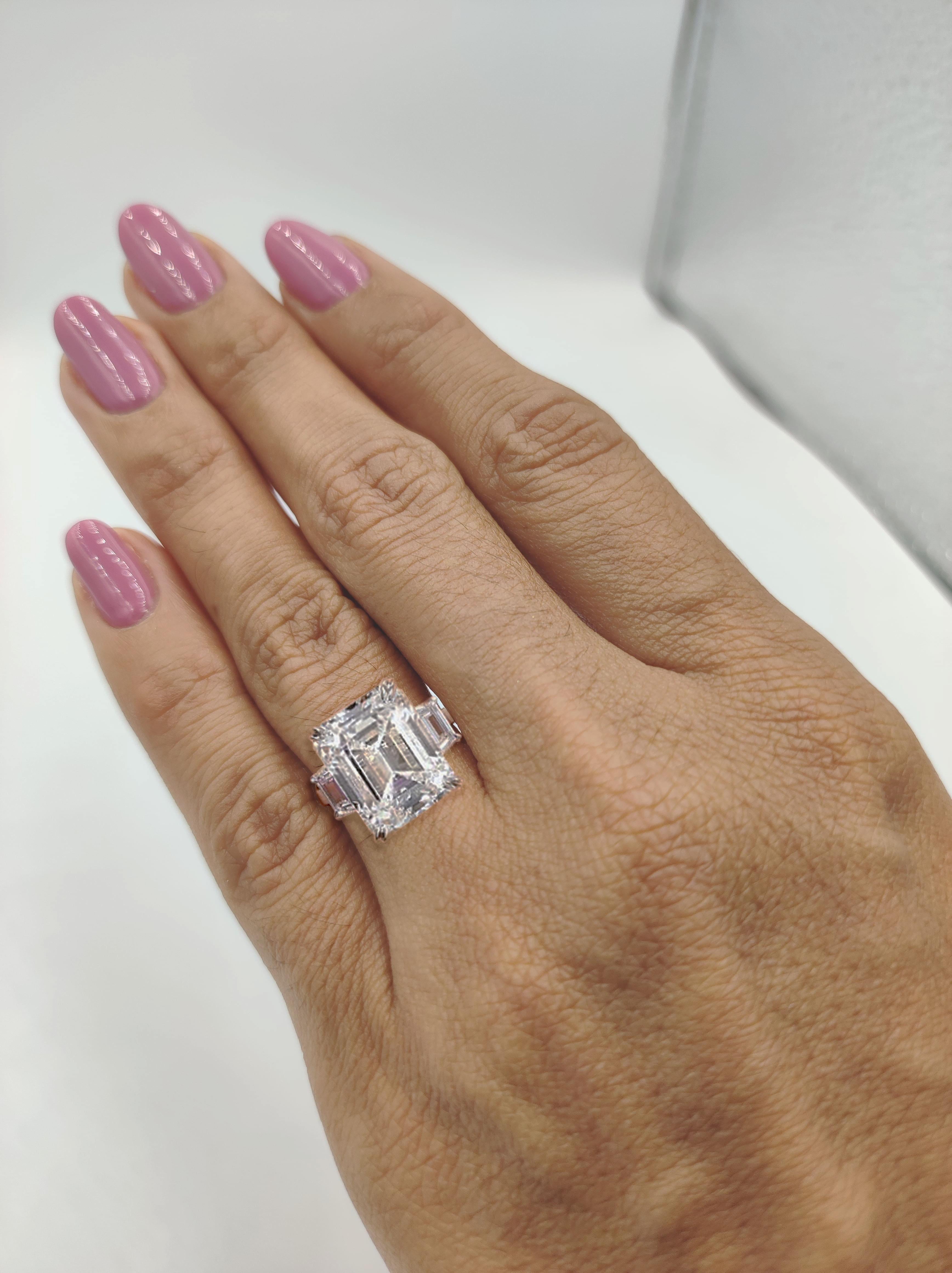 Taille émeraude GIA Certified 6 Carat G Color VS Clarity Emerald Cut Diamond 18k White Gold Ring en vente