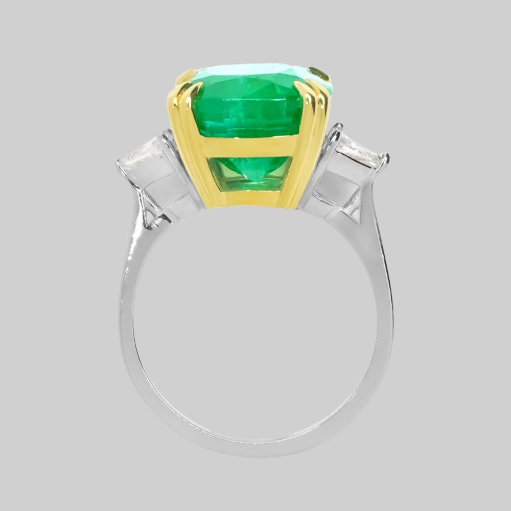 - Substantial 6.11ct size natural emerald

- High quality!

- GIA certified

- Fantastic vivid green color!

- Eye clean

- Very well cut cushion. Lively brilliance!