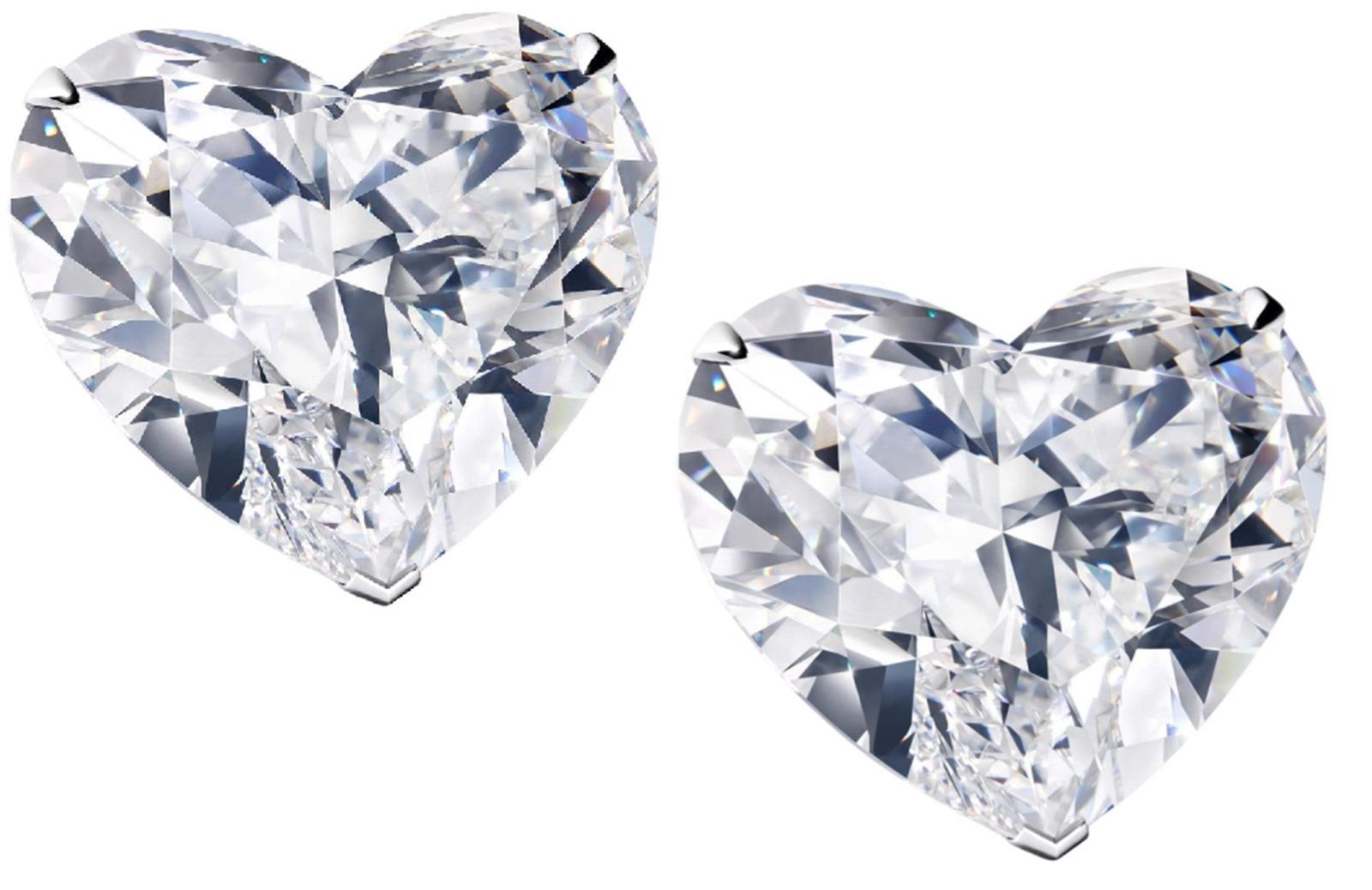Borchie con diamanti taglio cuore da 6 carati, certificate da GIA per una qualità e un'eleganza autentiche. Questi splendidi orecchini sono caratterizzati da:

Riconosciuti per la loro eccezionale brillantezza e purezza.
Colore F: il grado più alto,