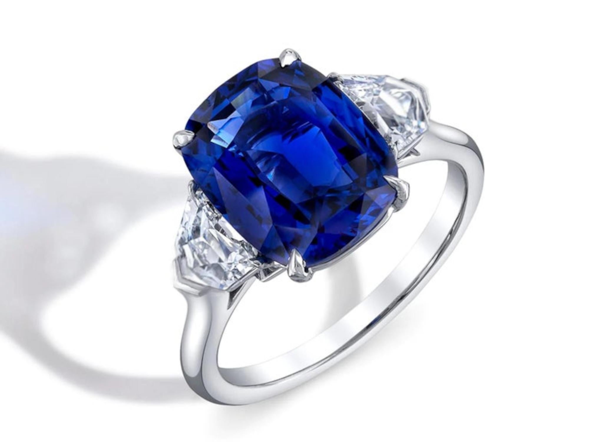 Taille coussin Bague KASHMIR avec diamant bleu coussin certifié GIA de 6 carats, sans chaleur en vente