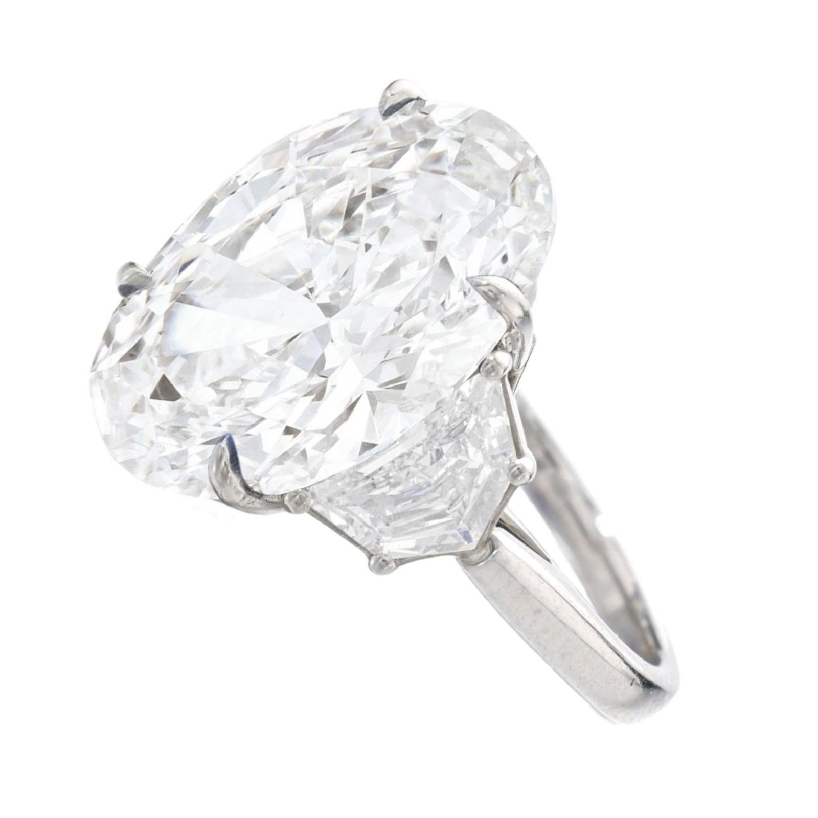 Moderne Bague solitaire en diamant taille ovale de 6 carats certifiée GIA en vente