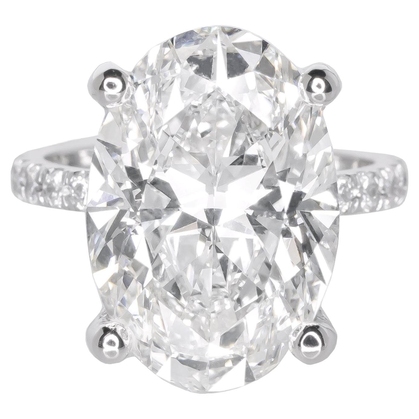 Anello con diamante di colore F e taglio ovale certificato GIA da 6,01 carati.