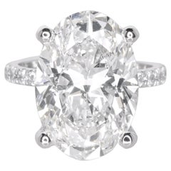 Anello con diamante di colore F e taglio ovale certificato GIA da 6,01 carati.