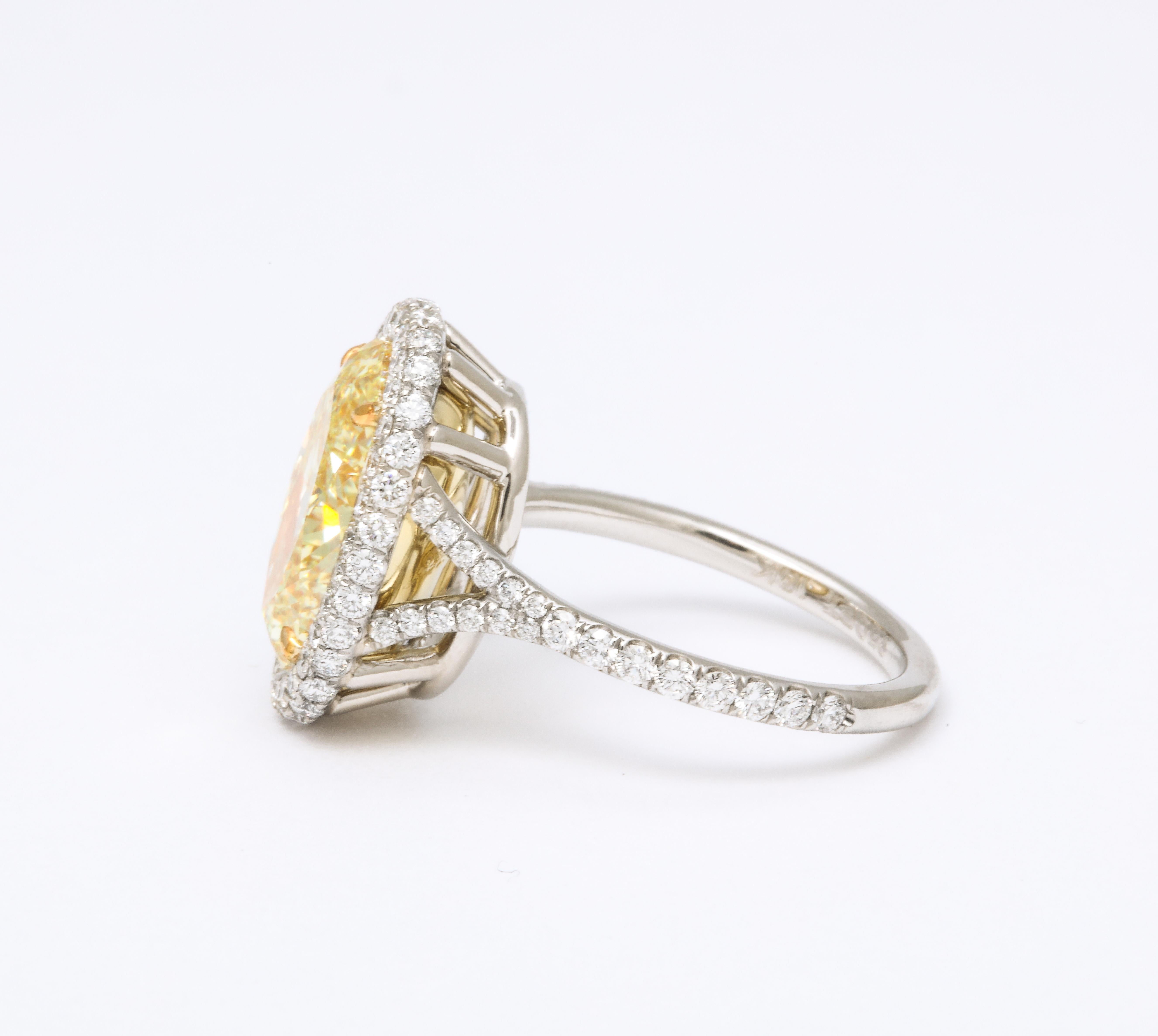 GIA-zertifizierter 5 Karat ovaler gelber Fancy-Diamantring im Zustand „Neu“ im Angebot in New York, NY