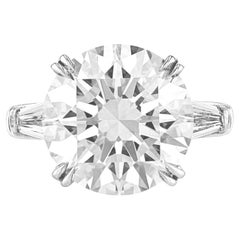 Anello con diamante taglio rotondo e colore E certificato GIA da 6,01 carati con baguette affusolata