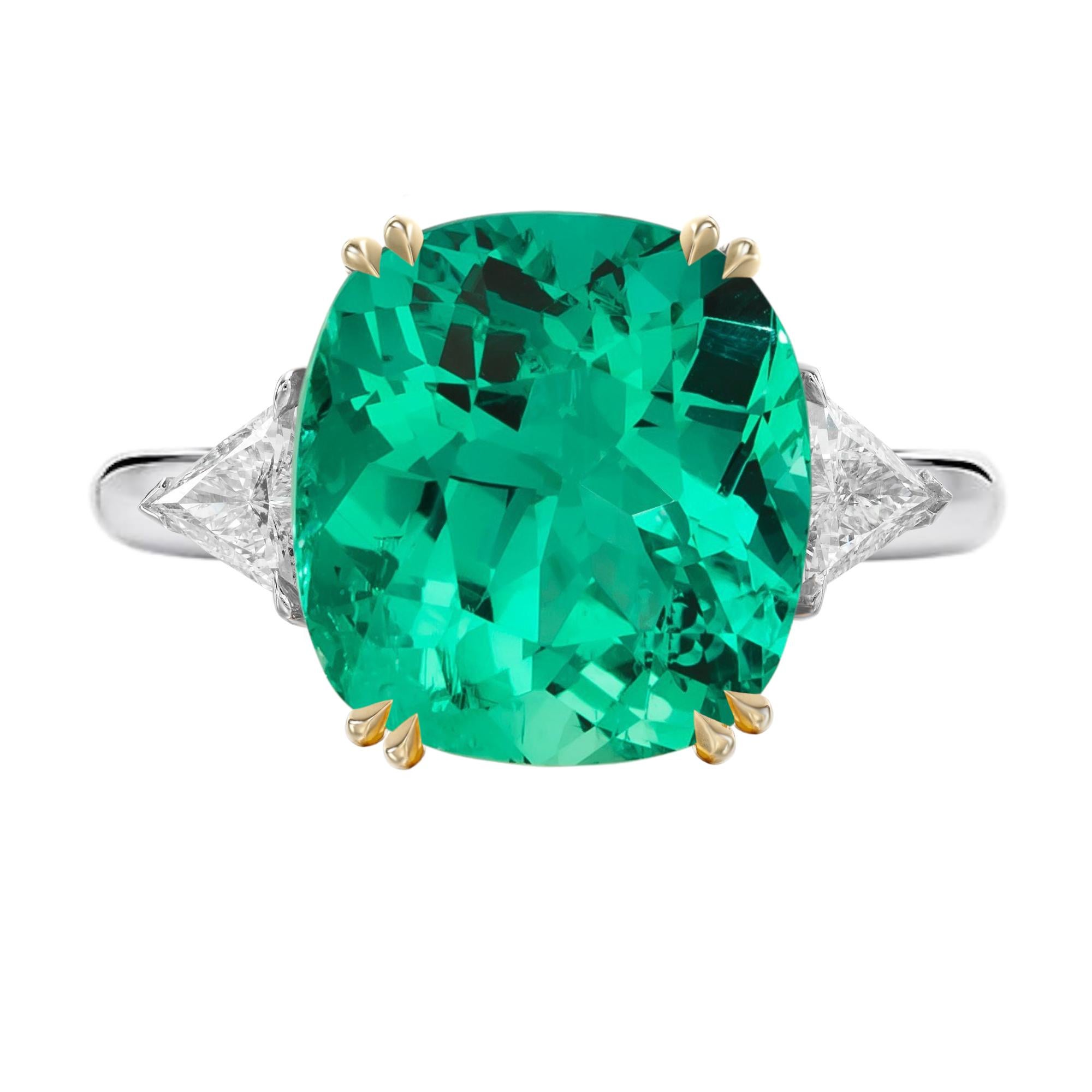 GIA Certified 6 Carat Cushion Cut Green Emerald Ring In New Condition For Sale In Rome, IT