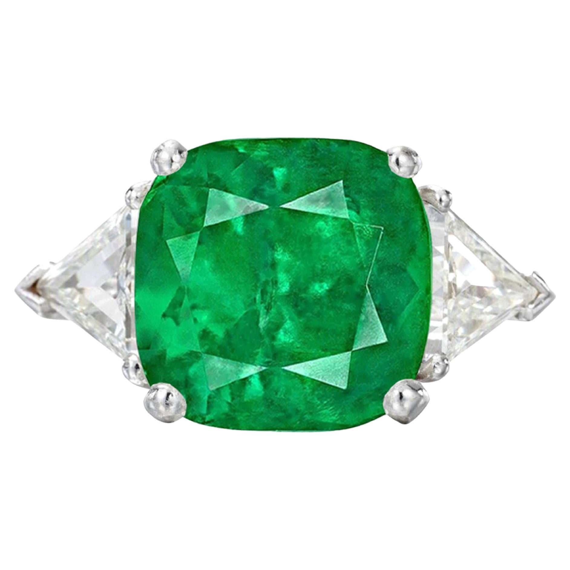 Exquisito anillo de  La piedra central del anillo de tres piedras Antinori di Sanpietro Roma es una esmeralda en cojín de 6 quilates certificada por un GIA. Es una hermosa Esmeralda 

La esmeralda está rodeada por un par de diamantes en forma de